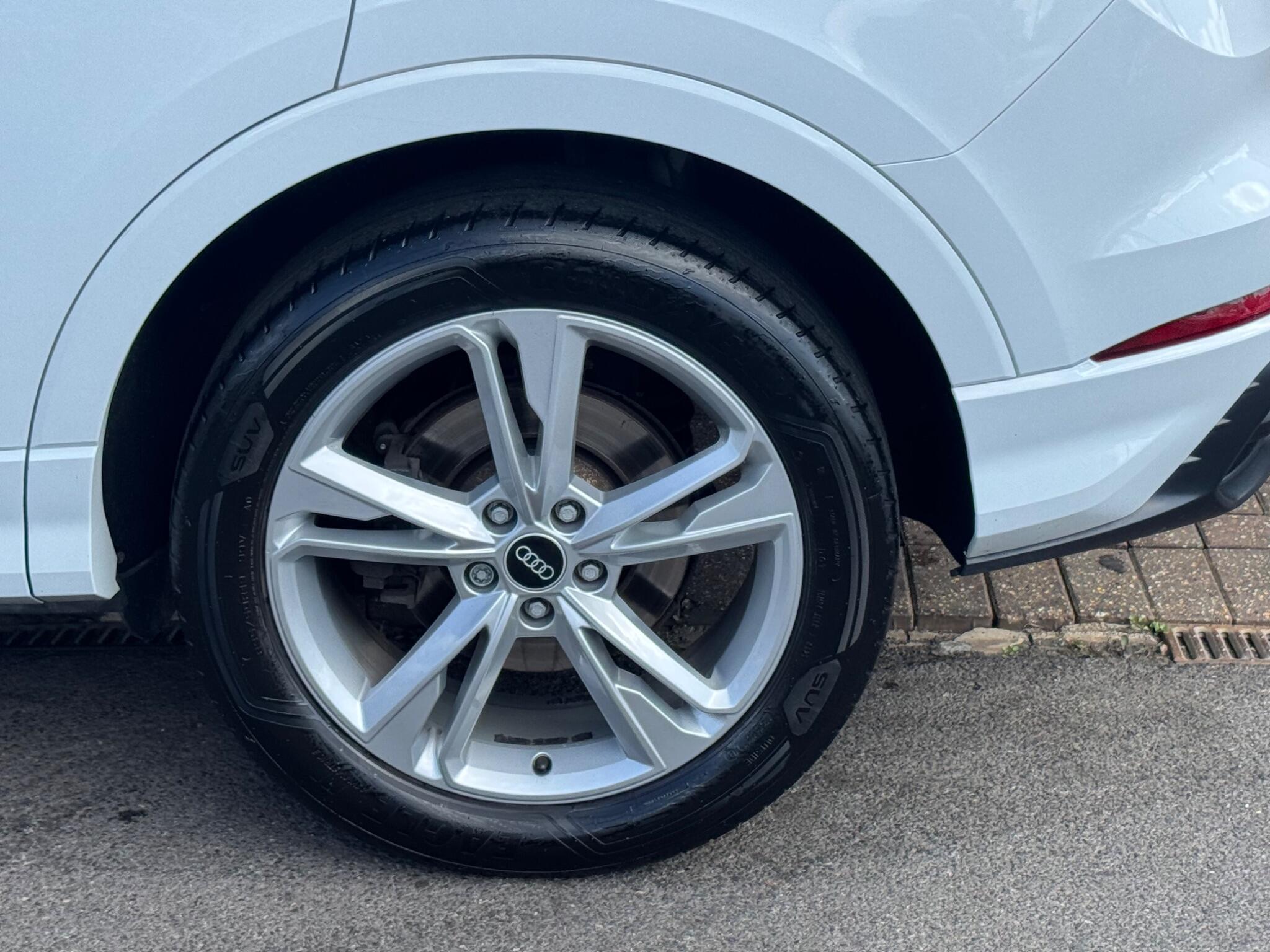 Audi Q3 view 44