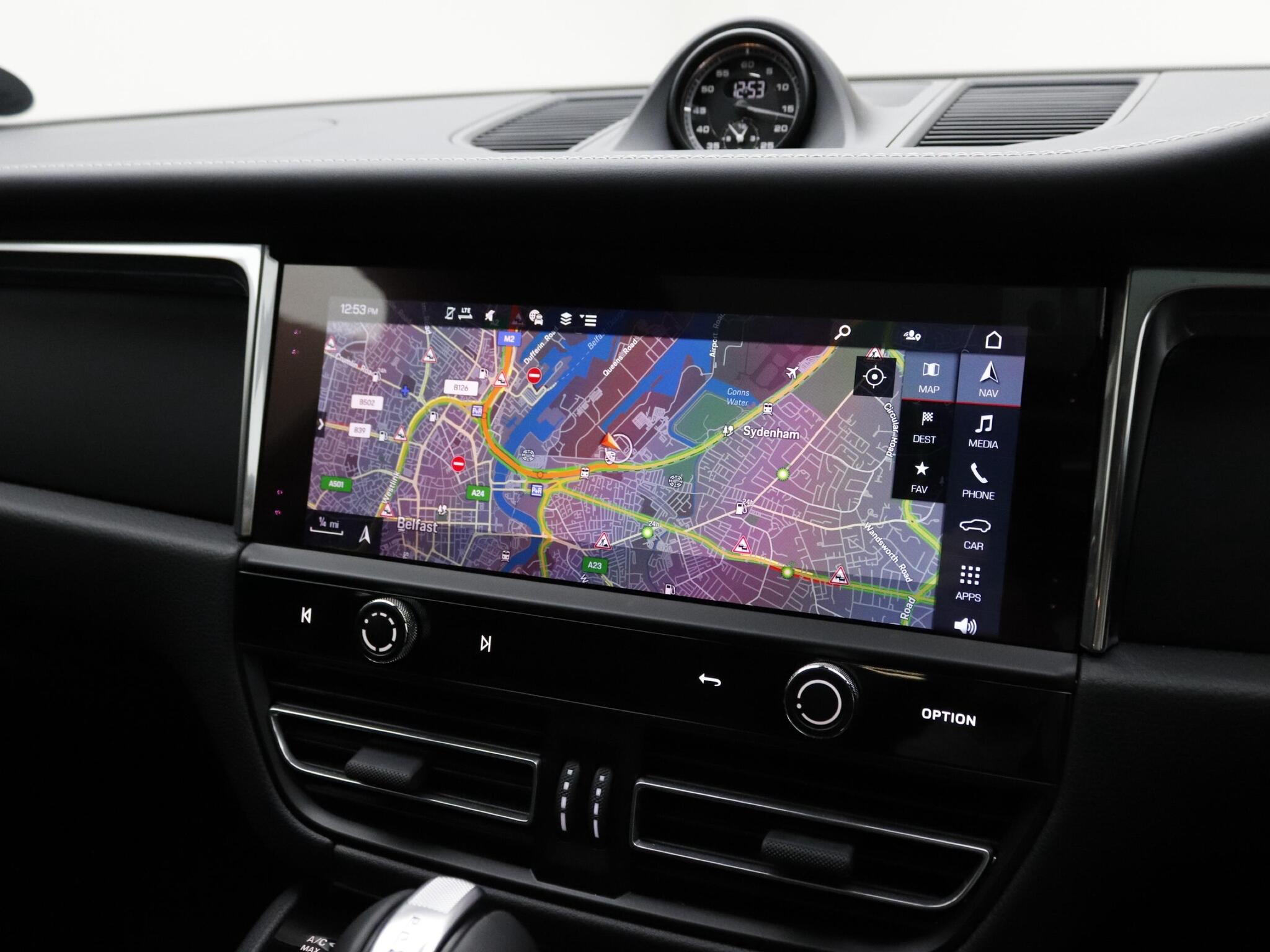 Porsche Macan view 27
