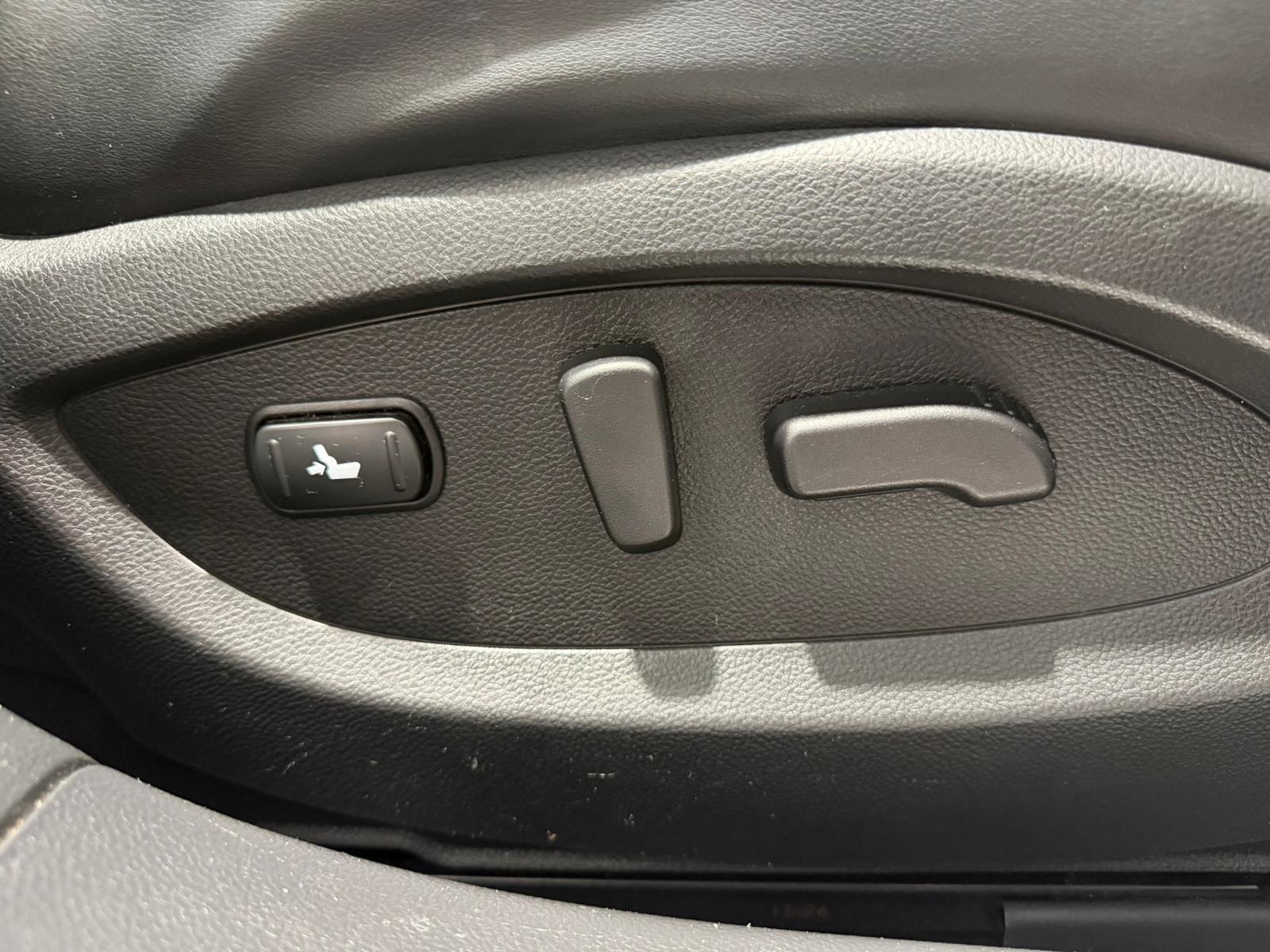Infiniti QX70 view 21
