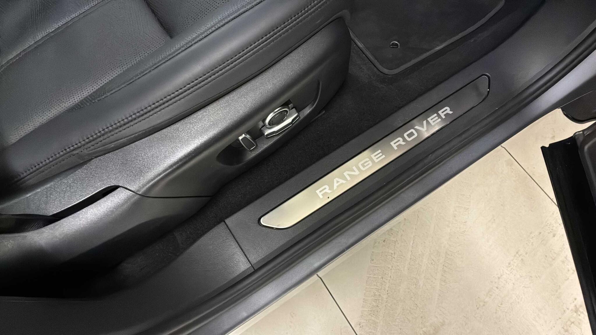 Land Rover Range Rover Evoque view 34