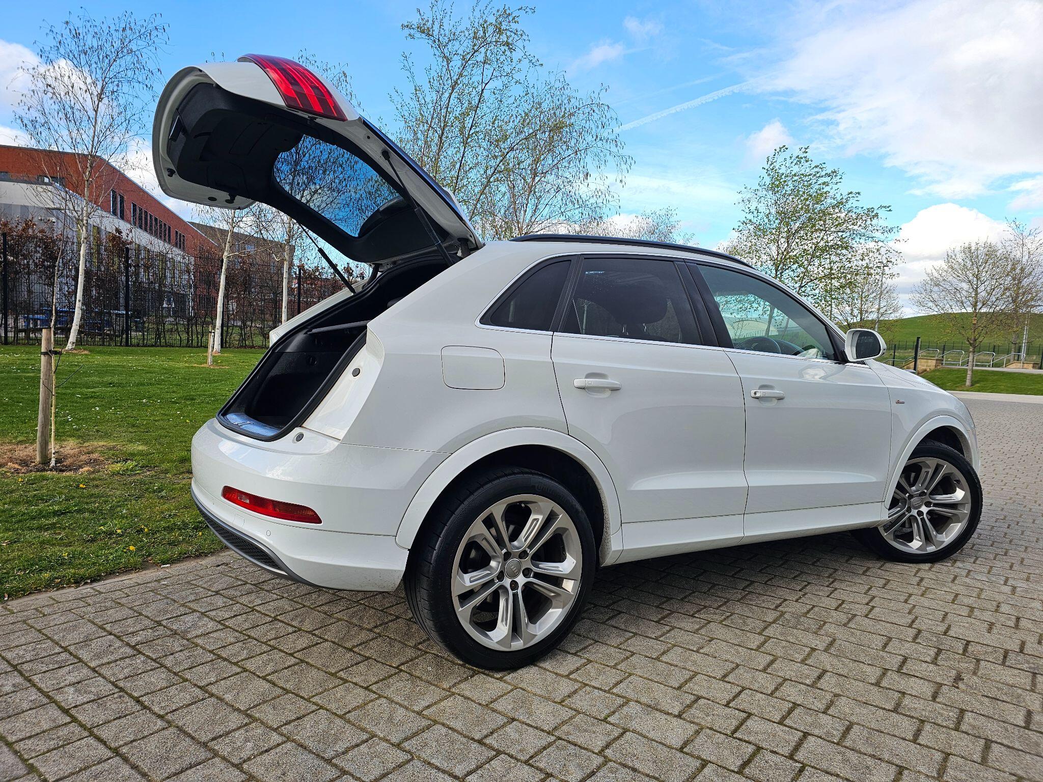 Audi Q3 view 14