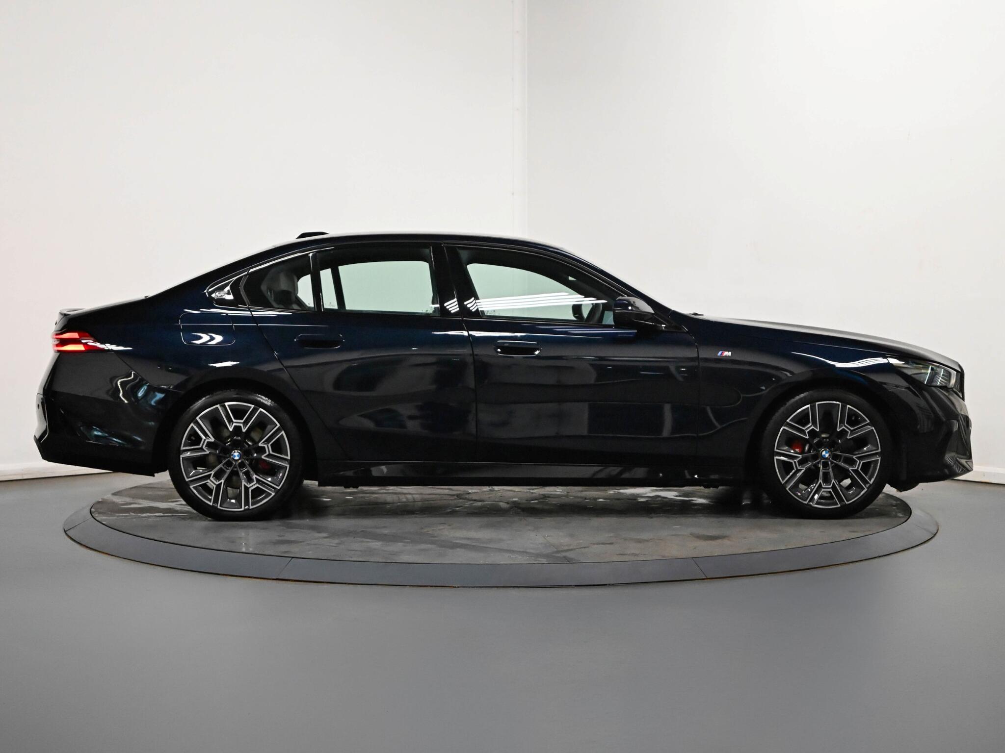 BMW 5 Series view 24