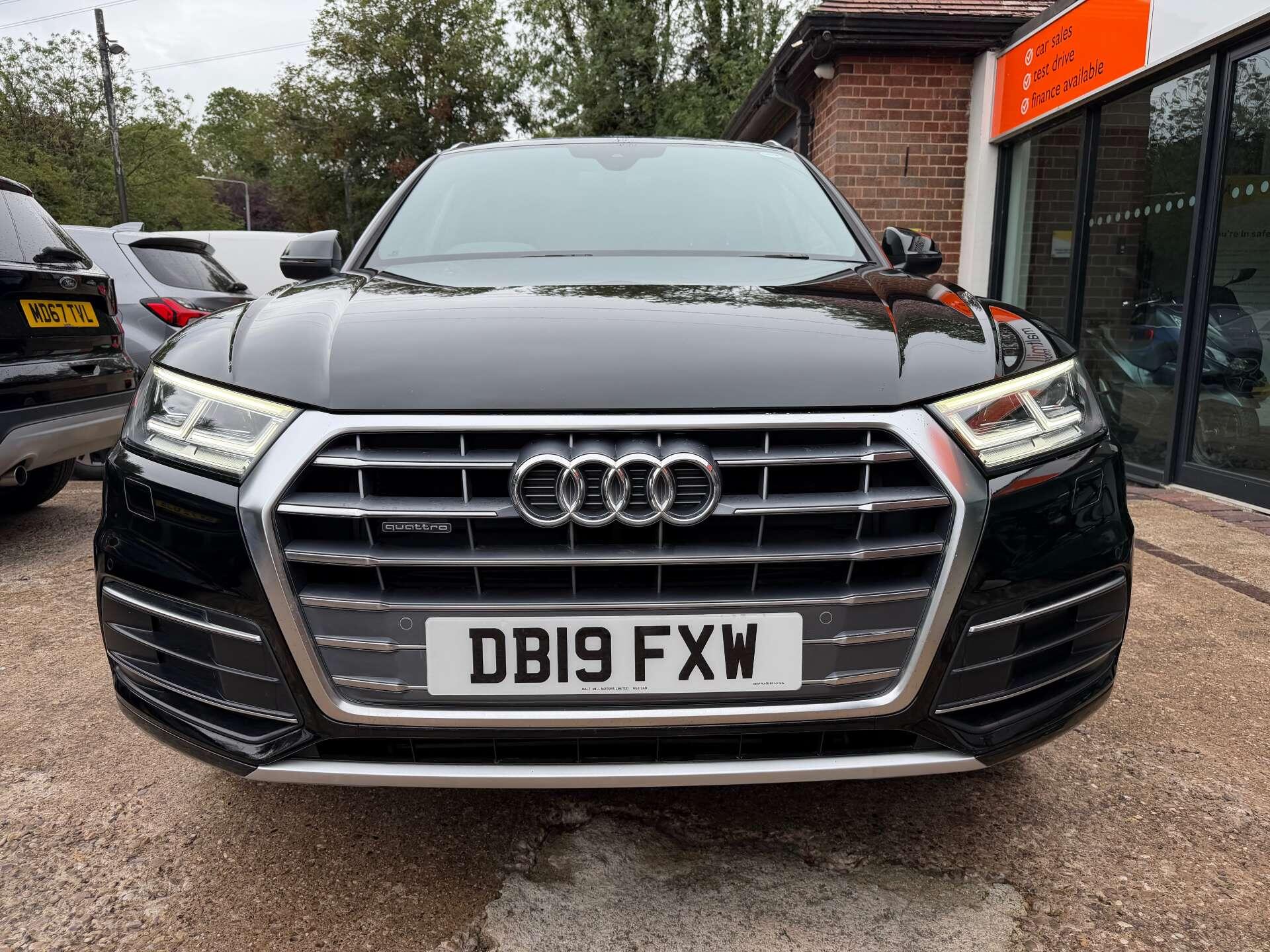 Audi Q5 view 8