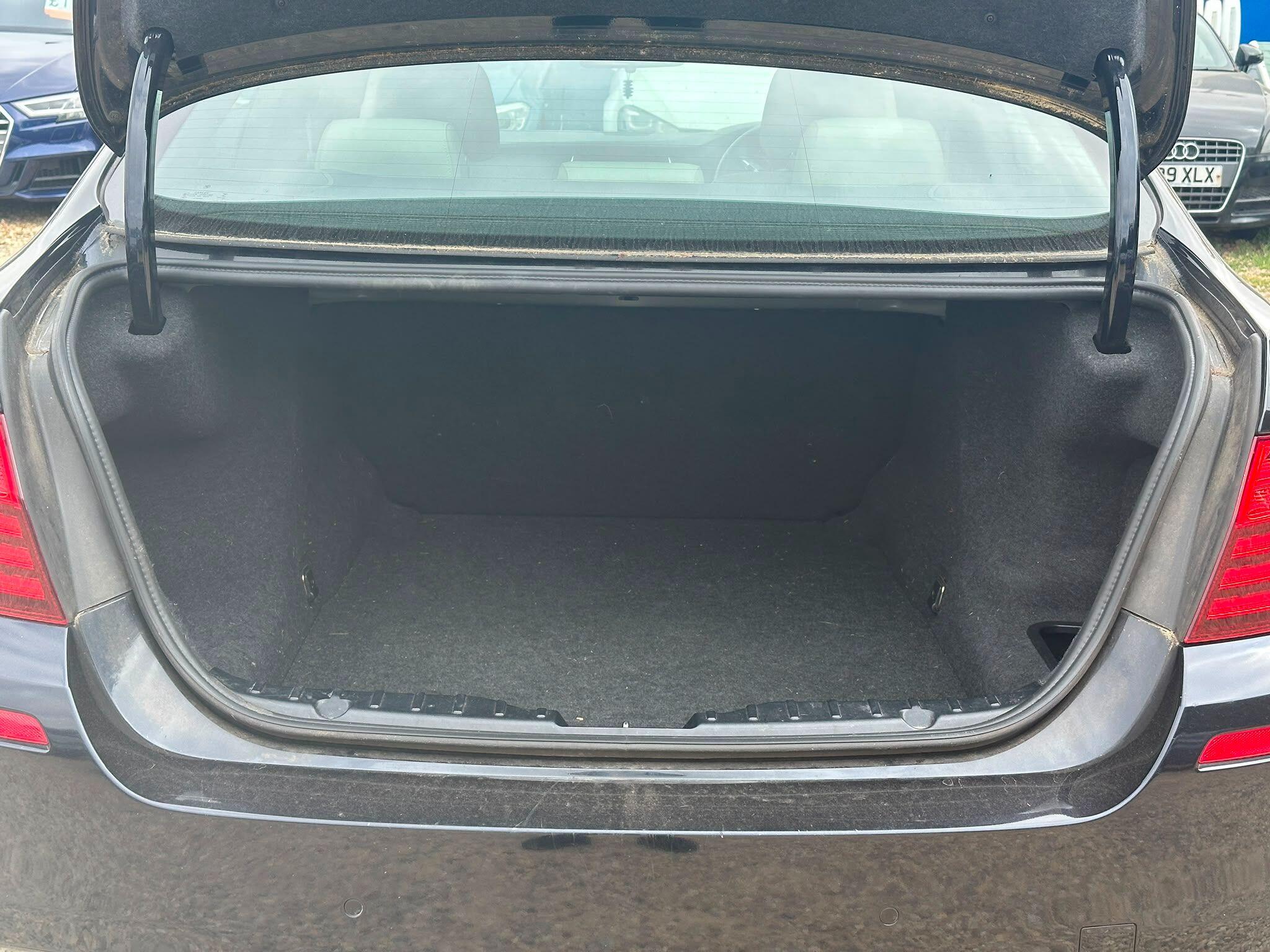 BMW 5 Series view 24