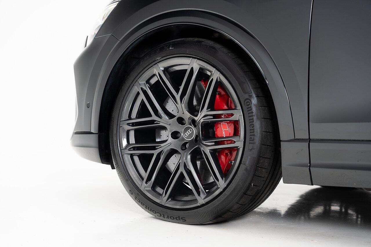 Audi RS Q8 view 26