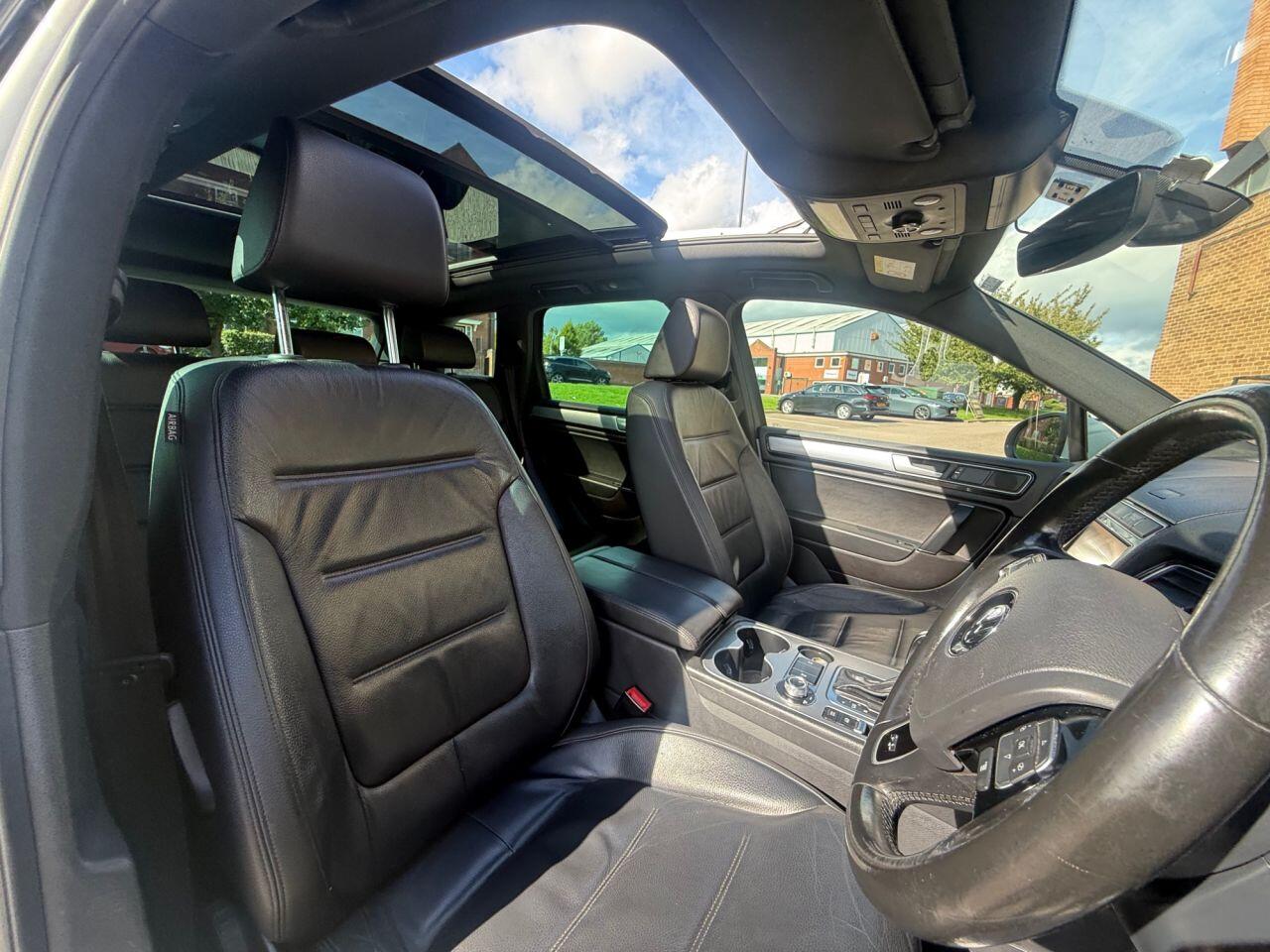 Volkswagen Touareg view 3