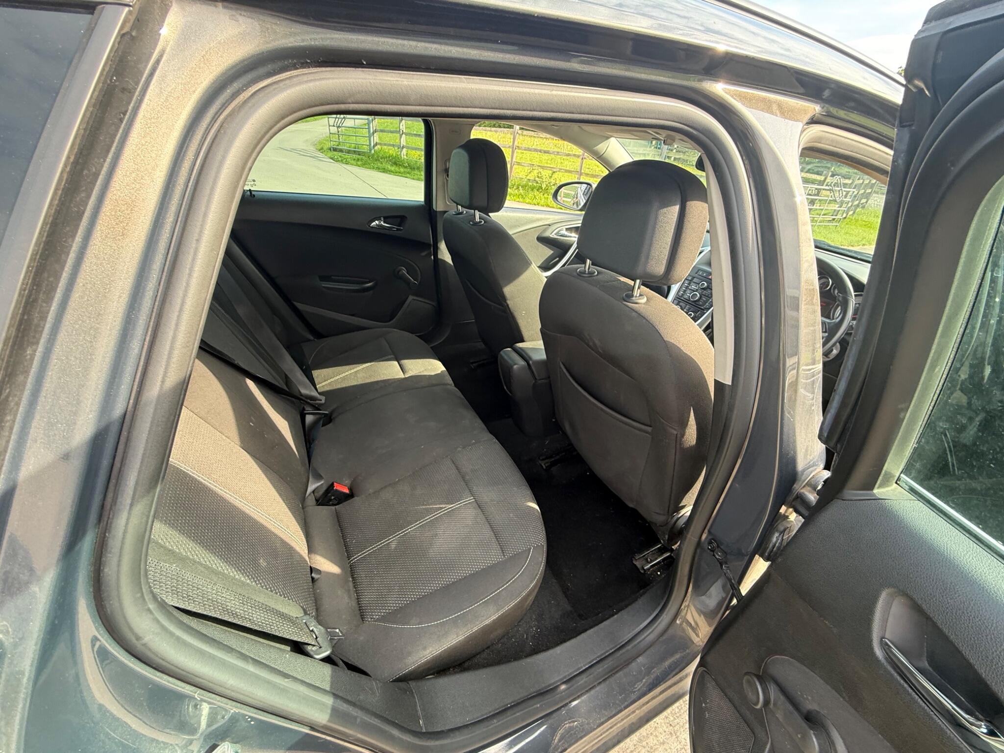 Vauxhall Astra 1.7 CDTi ecoFLEX SRi Sports Tourer Euro 5 5dr — photo 33 of 86