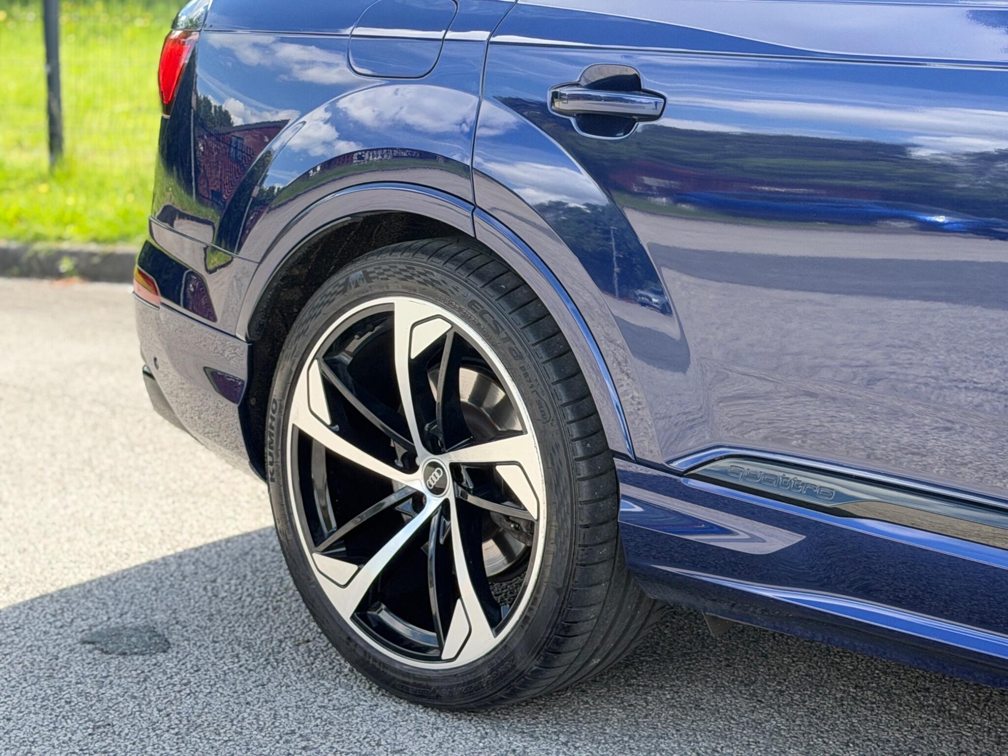 Audi Q7 view 30