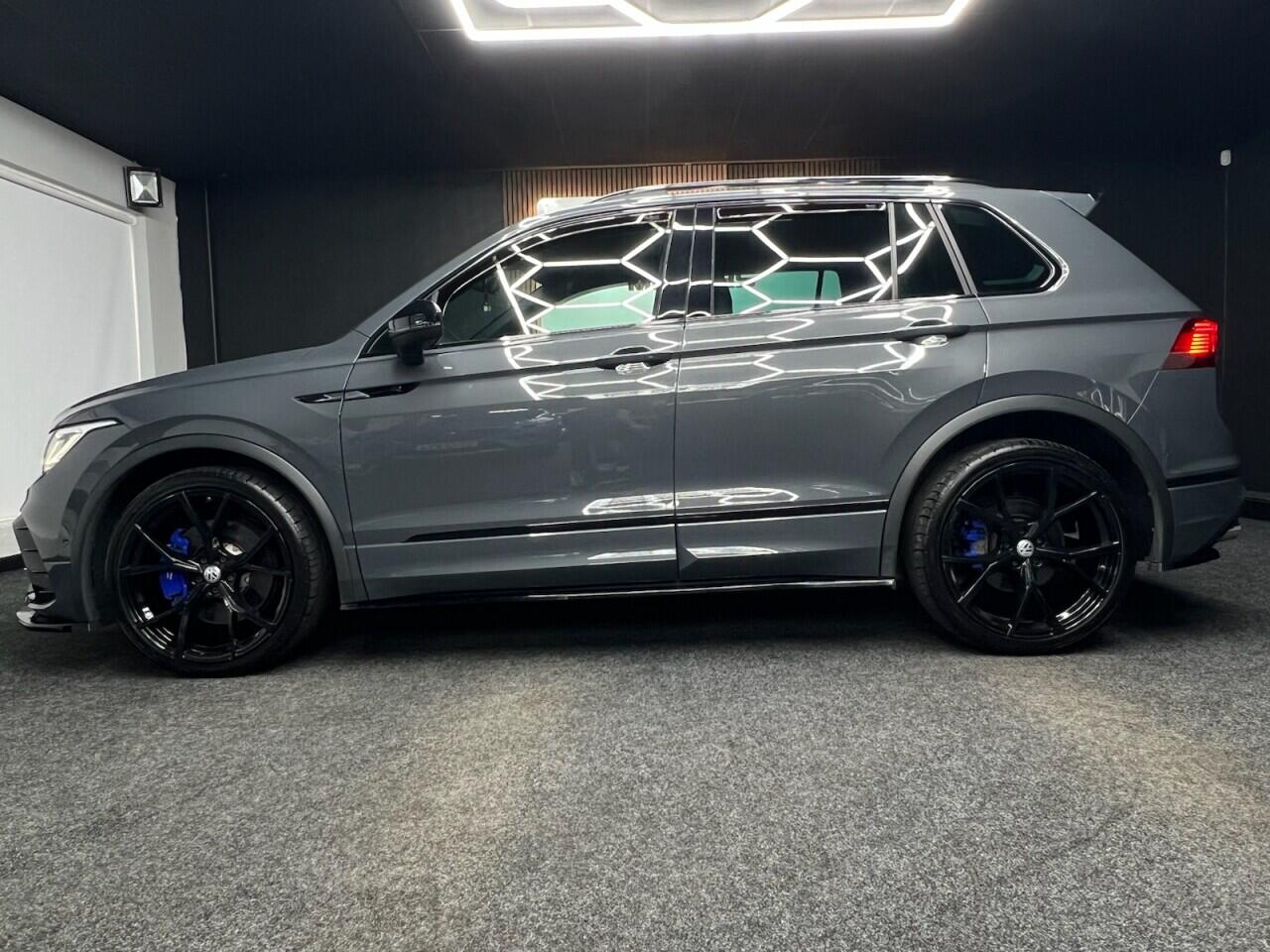 Volkswagen Tiguan view 4