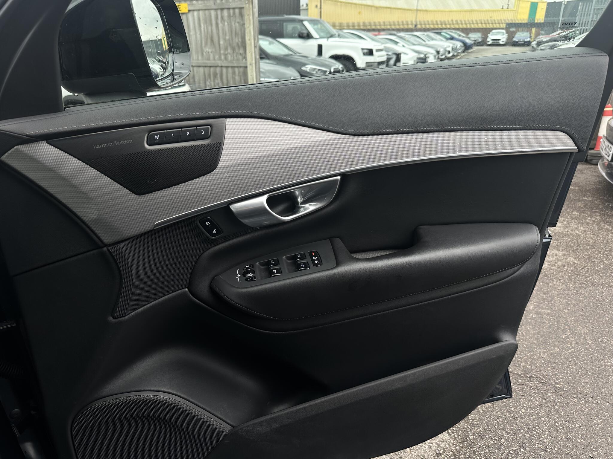 Volvo XC90 view 11