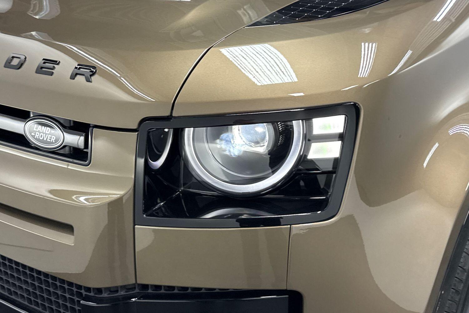 Land Rover Defender view 30
