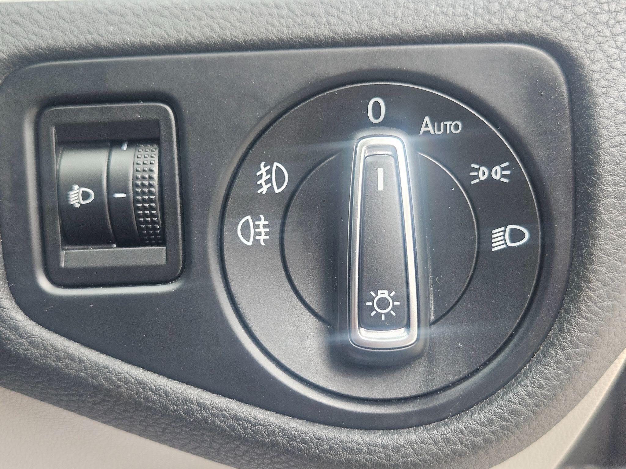 2015 Volkswagen Golf image 38