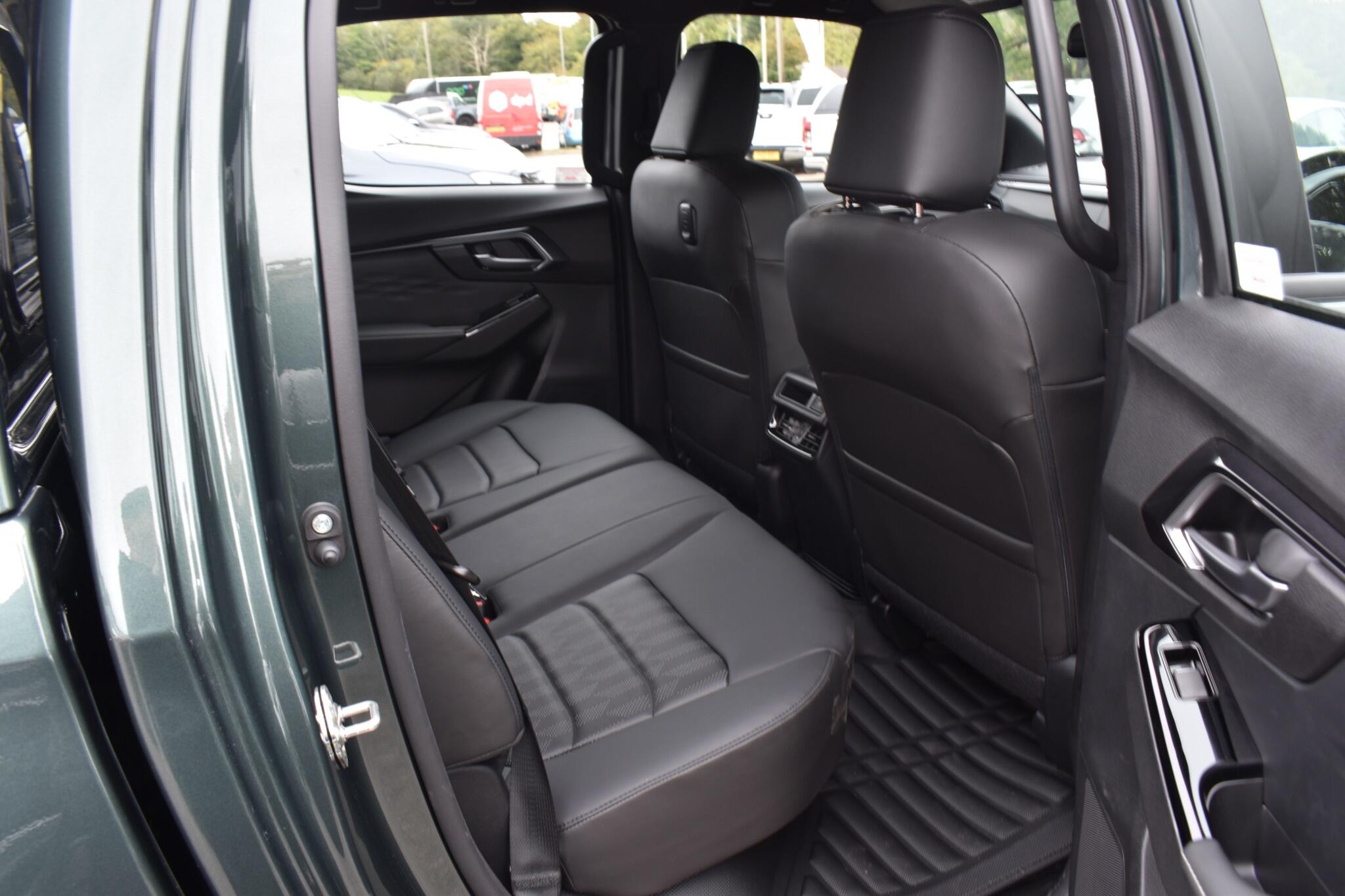 D-Max - 1.9 TD V-Cross Huntsman Auto 4WD Euro 6 - Image 13