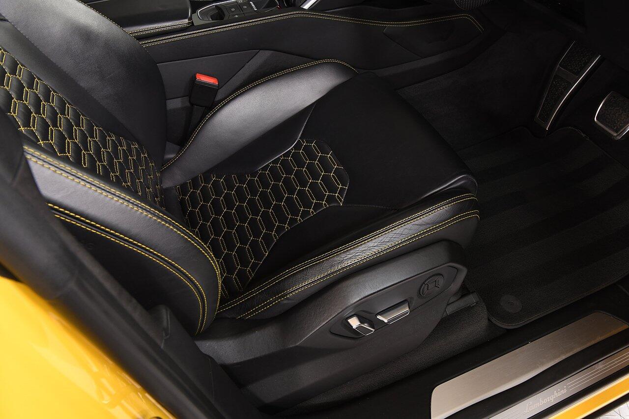 Lamborghini Urus view 7
