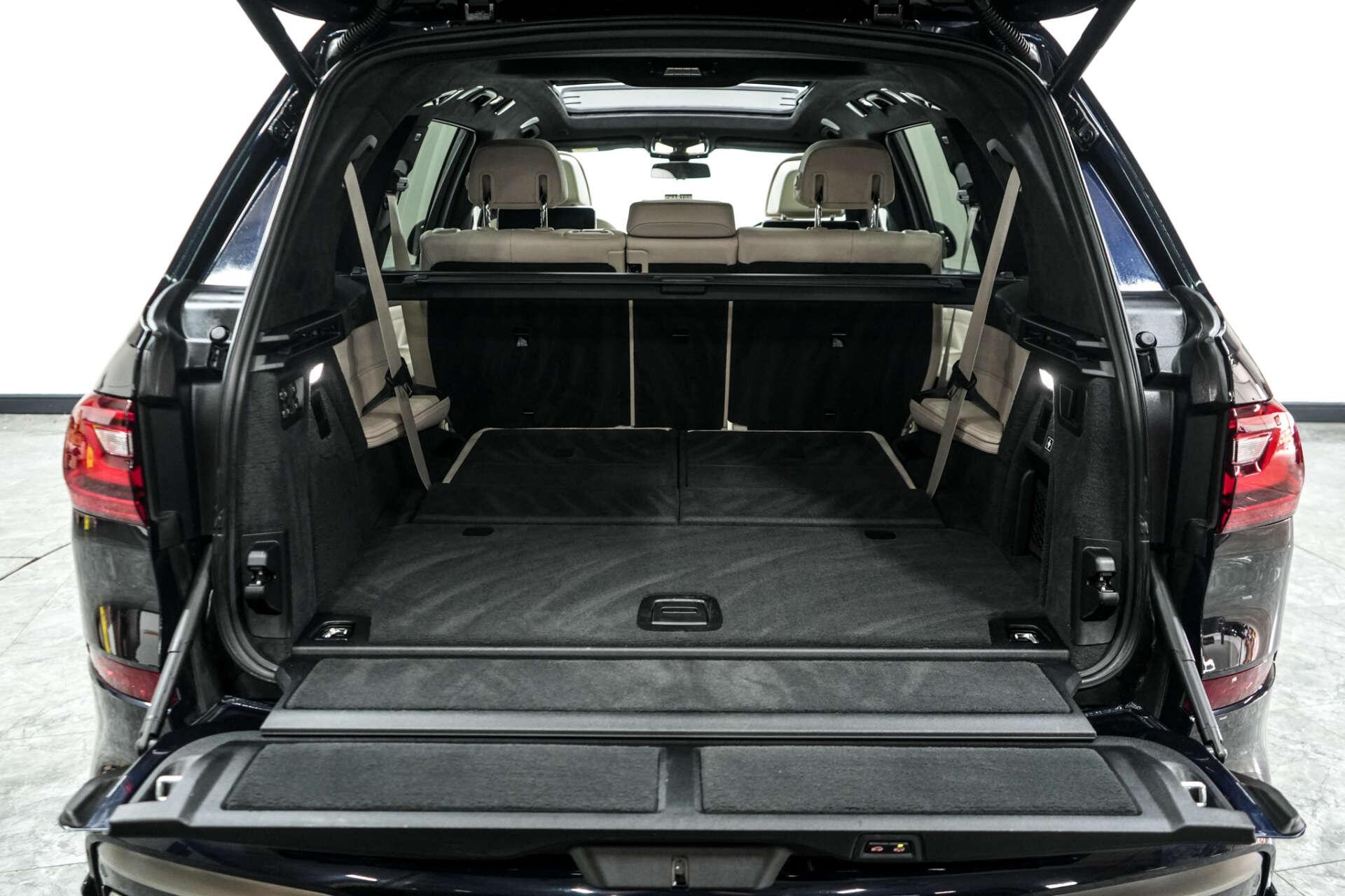 BMW X7 view 11