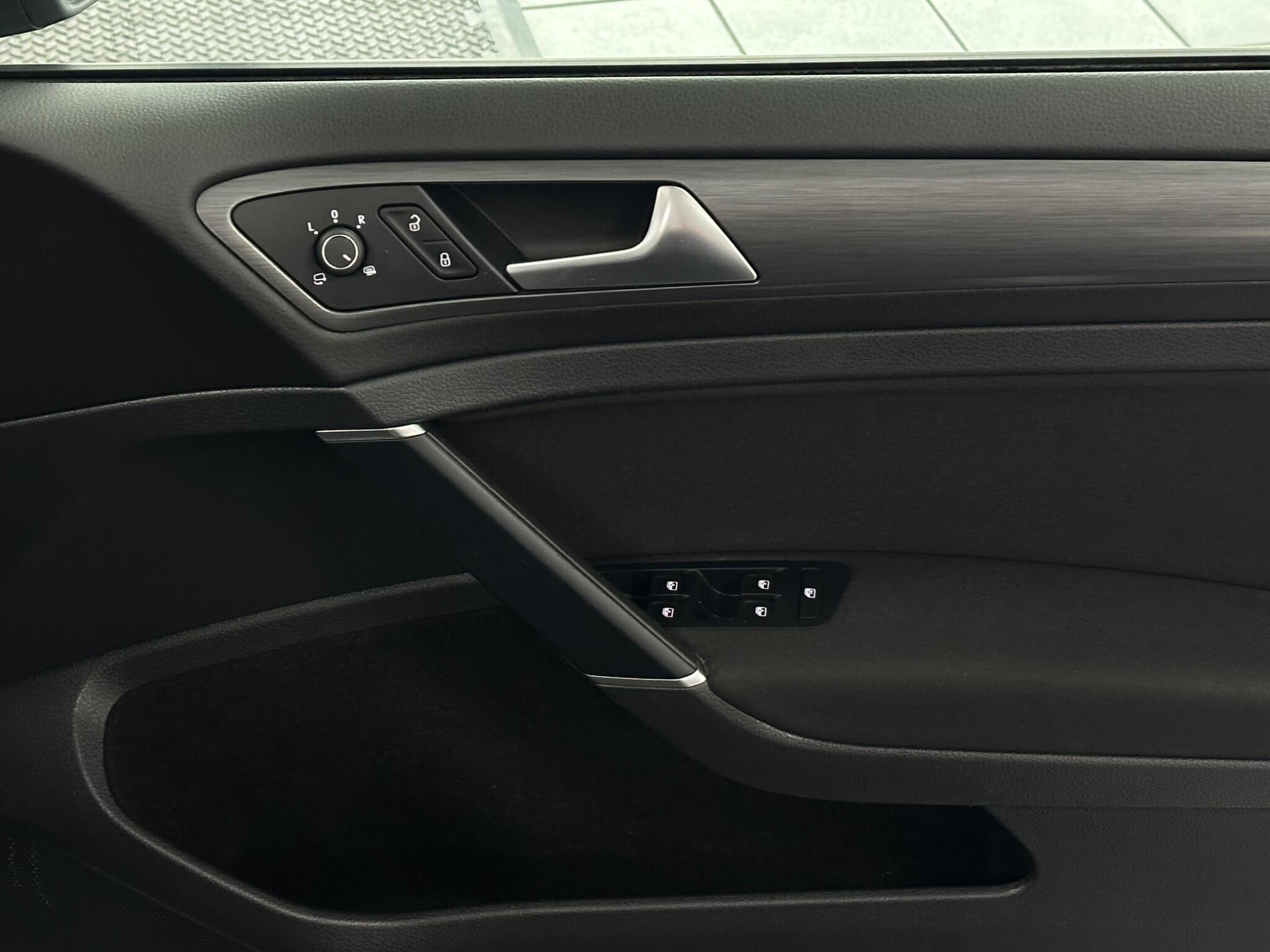 Volkswagen E-Golf view 19