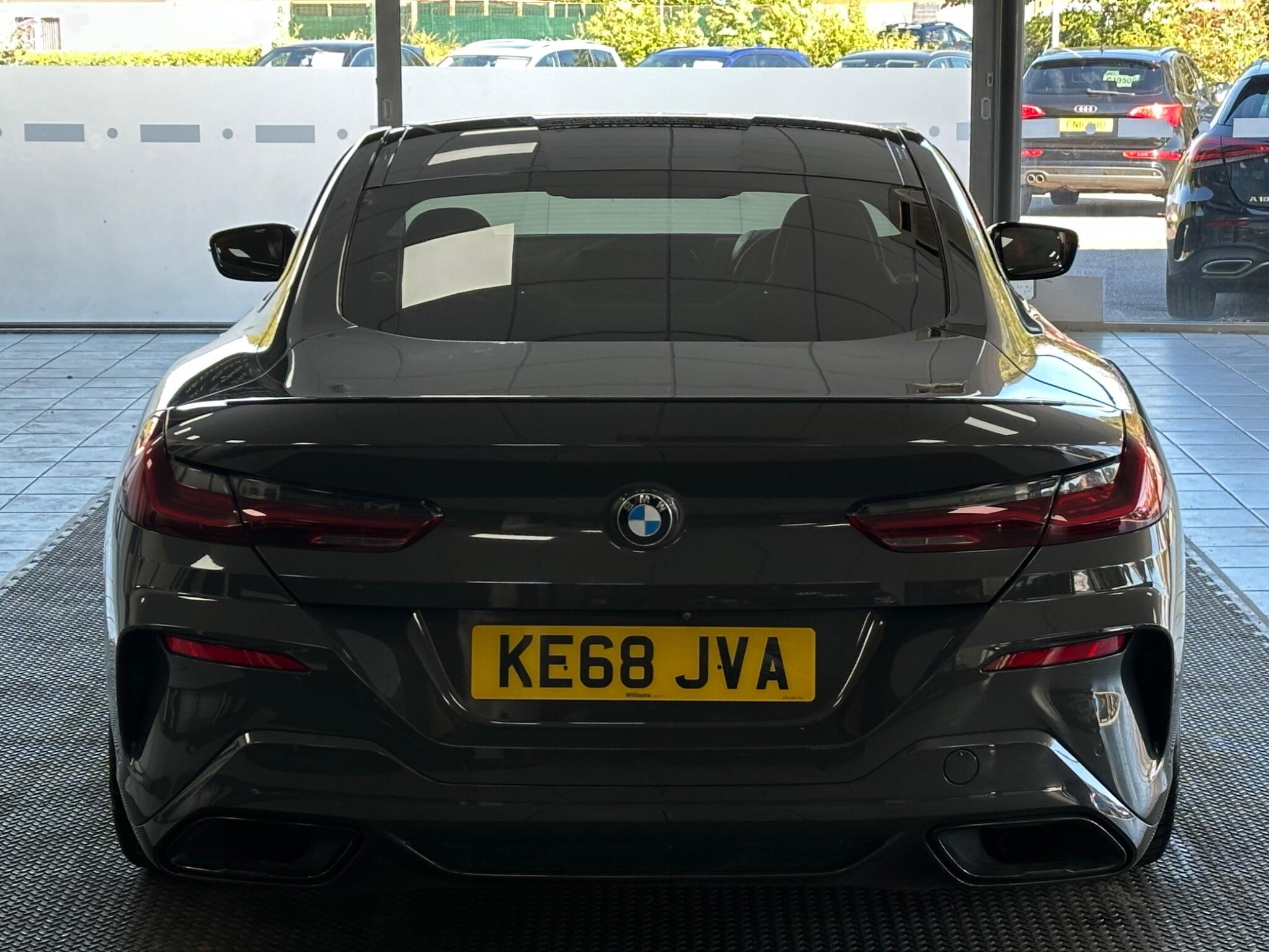 BMW 8 Series view 12