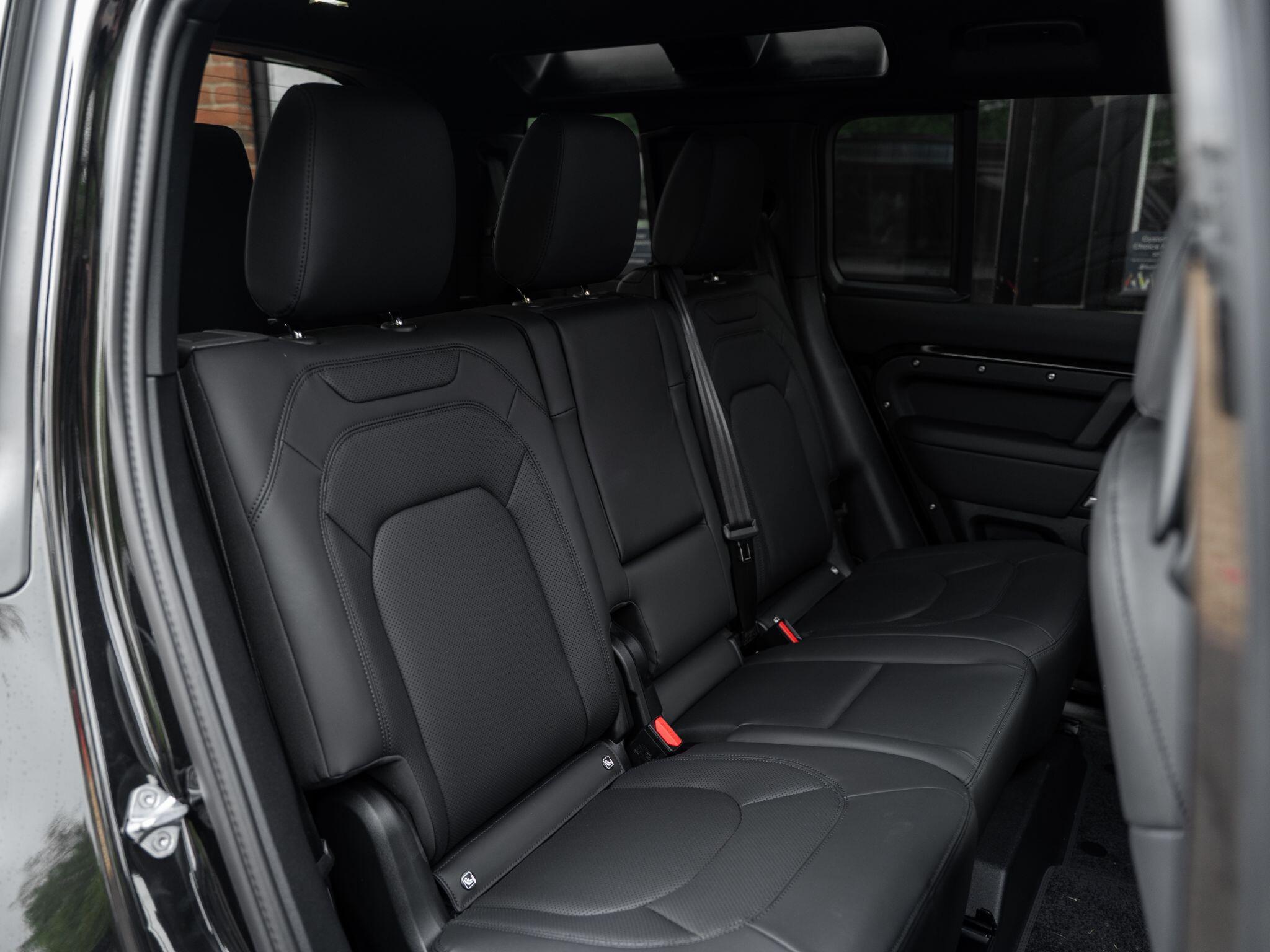Land Rover Defender 110 view 51
