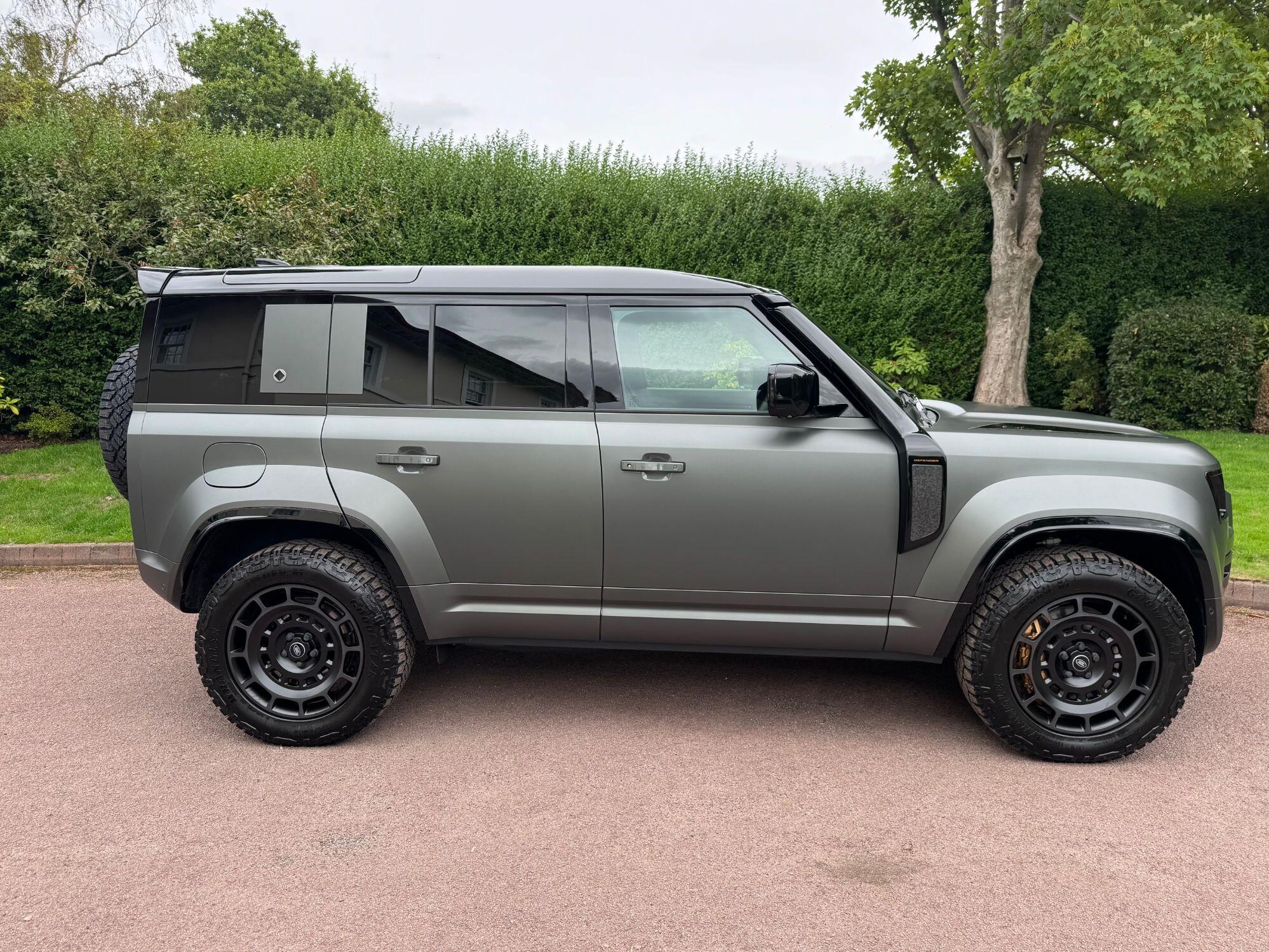 Land Rover Defender 110 view 10