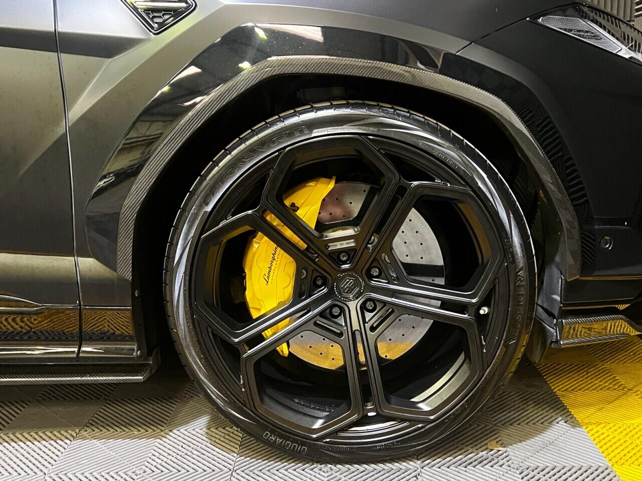 Lamborghini Urus view 12