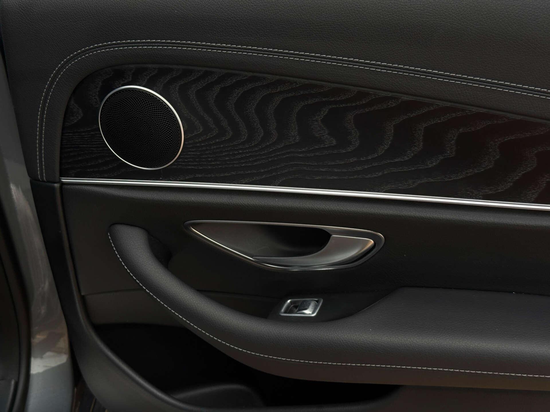 Mercedes-Benz E Class view 29