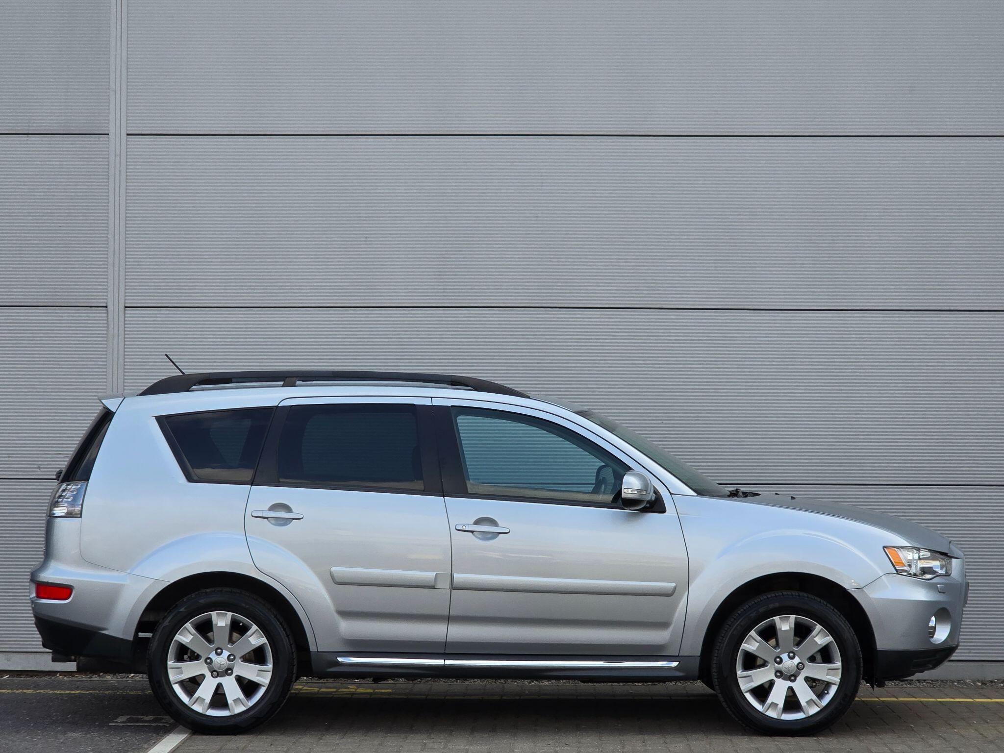 Mitsubishi Outlander view 8