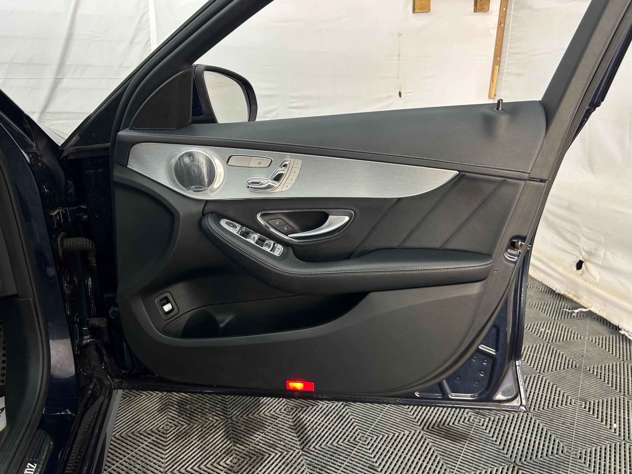 Mercedes-Benz C Class view 33