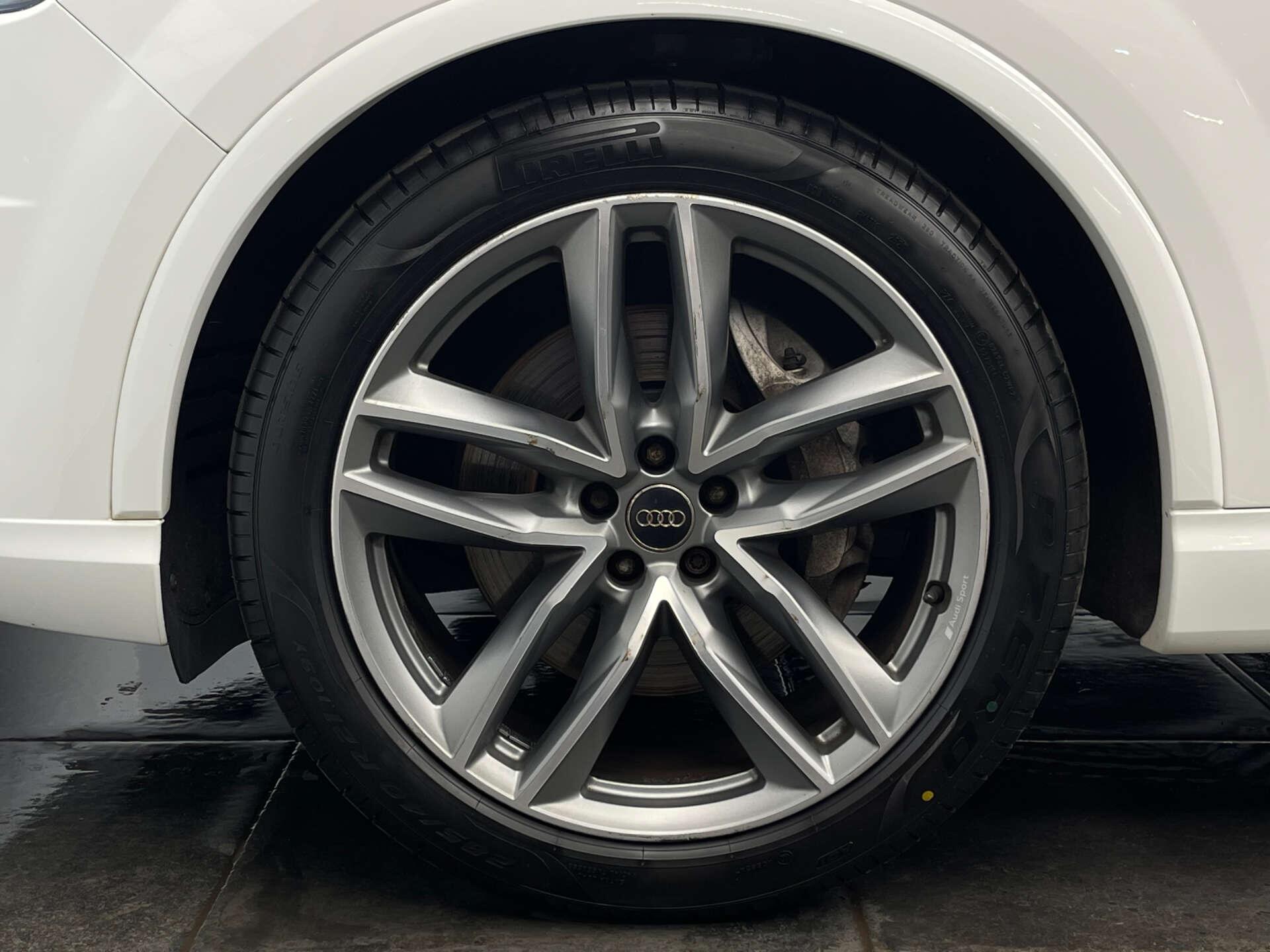 Audi Q7 view 42