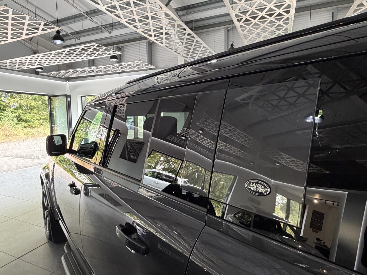 Land Rover Defender 110 view 58