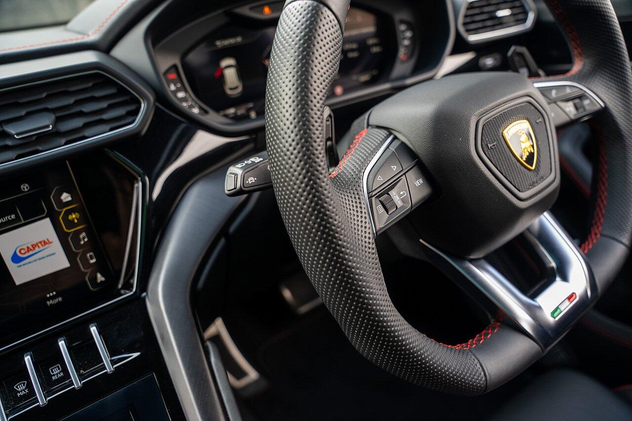 Lamborghini Urus view 79