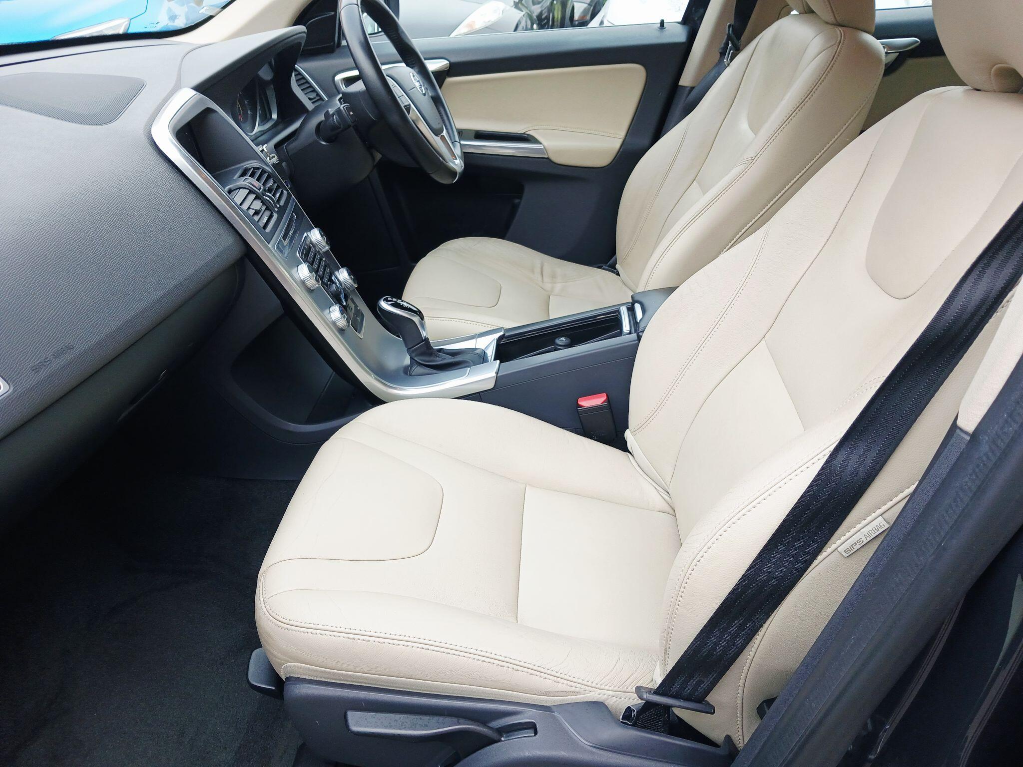 2017 Volvo XC60 image 26