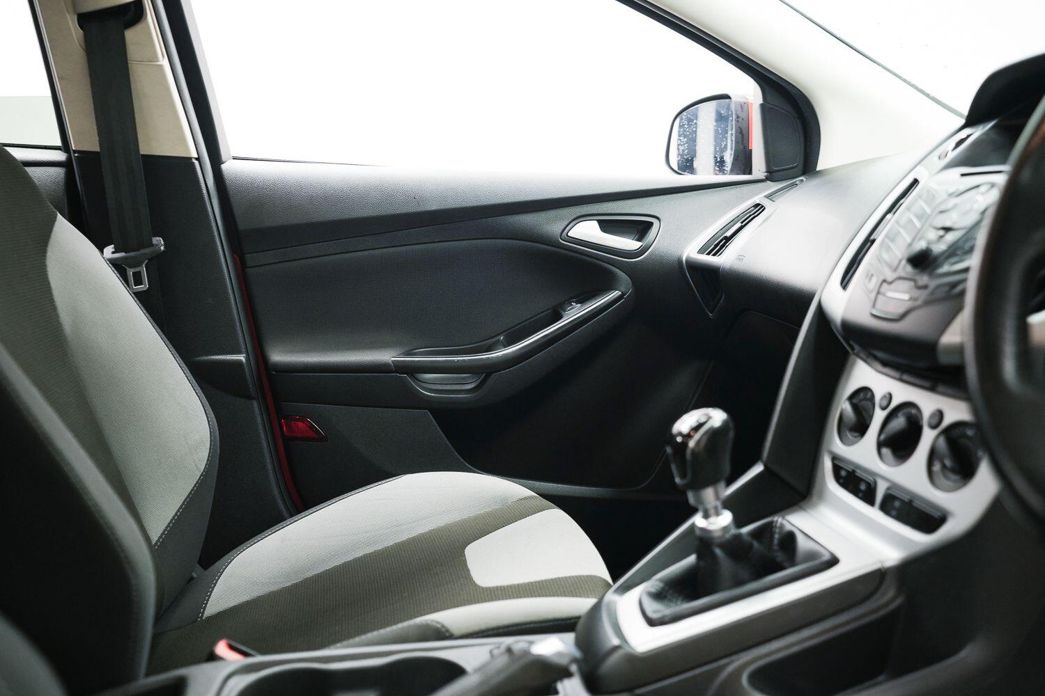 Ford Focus view 22
