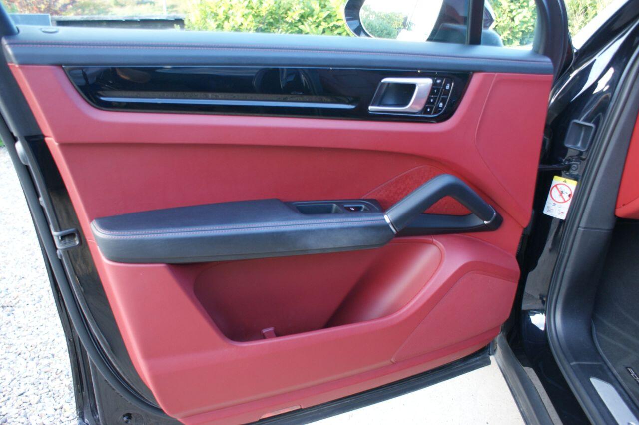 Porsche Cayenne view 27