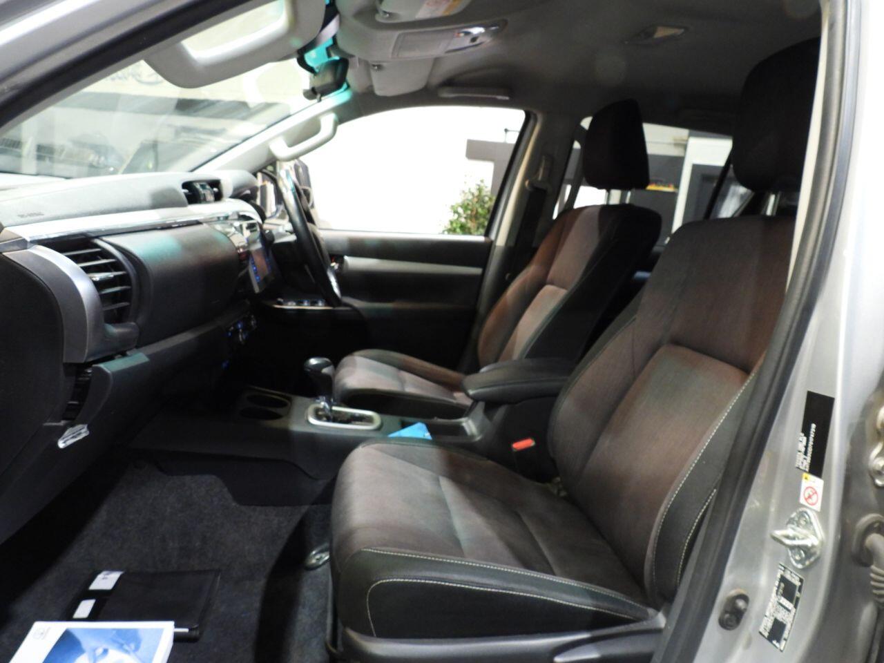 Toyota Hilux view 35