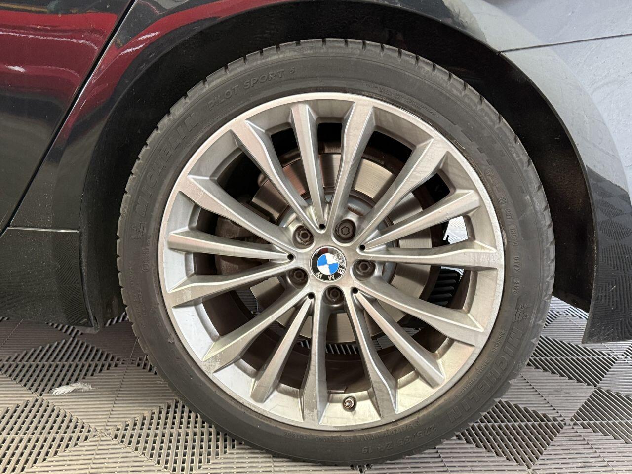 BMW 5 Series view 21