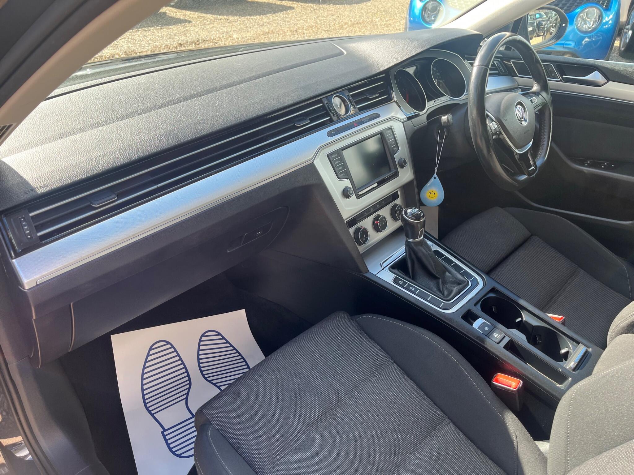 Volkswagen Passat view 10