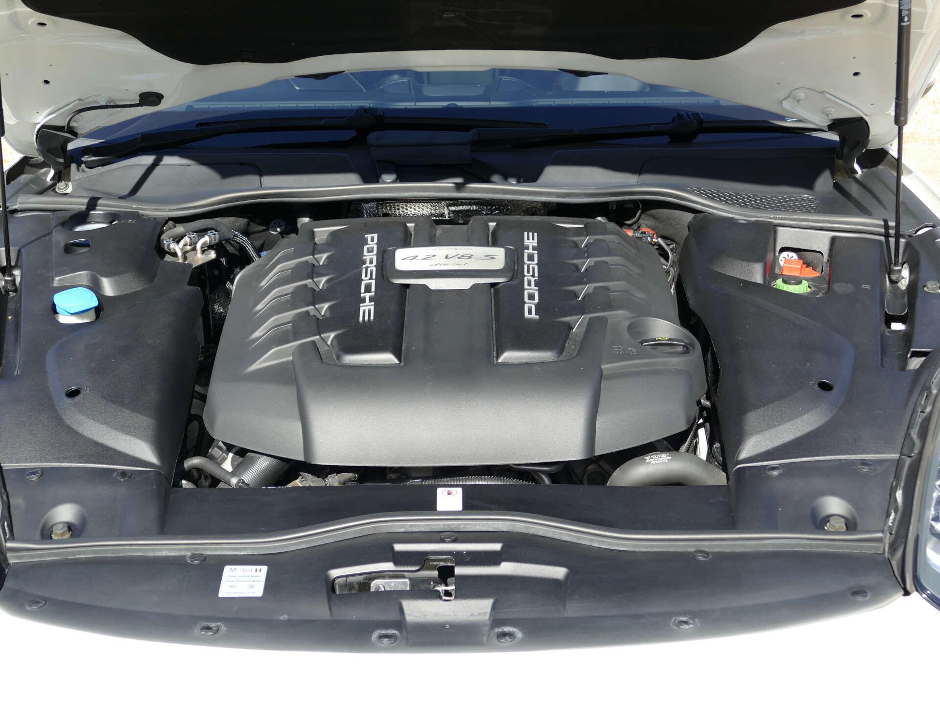 Porsche Cayenne view 58