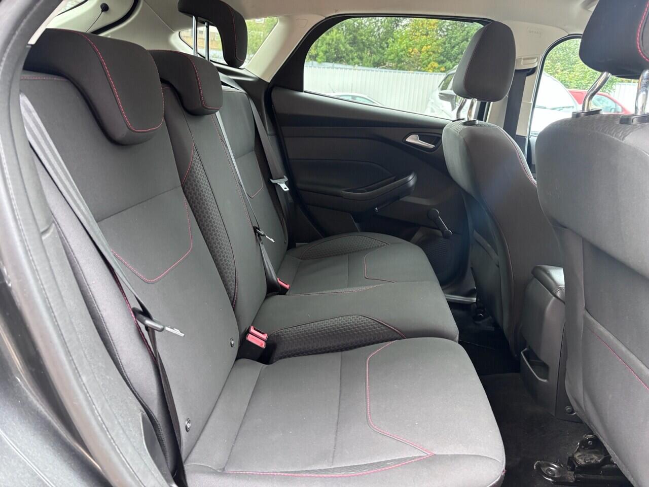 Ford Focus view 12