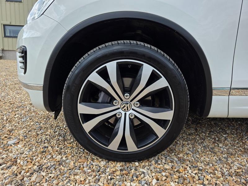 2015 Volkswagen Touareg image 18