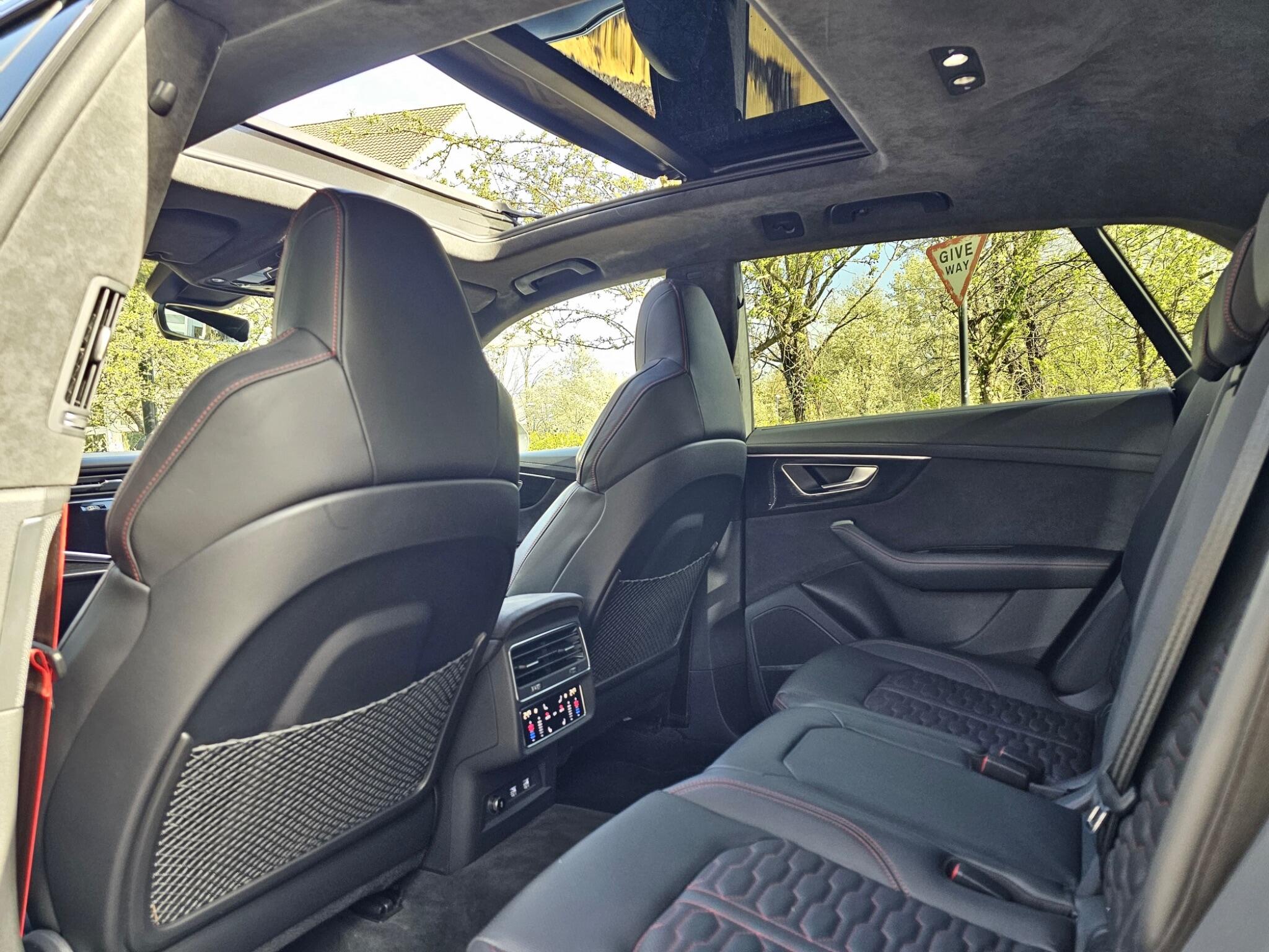 Audi RS Q8 view 12