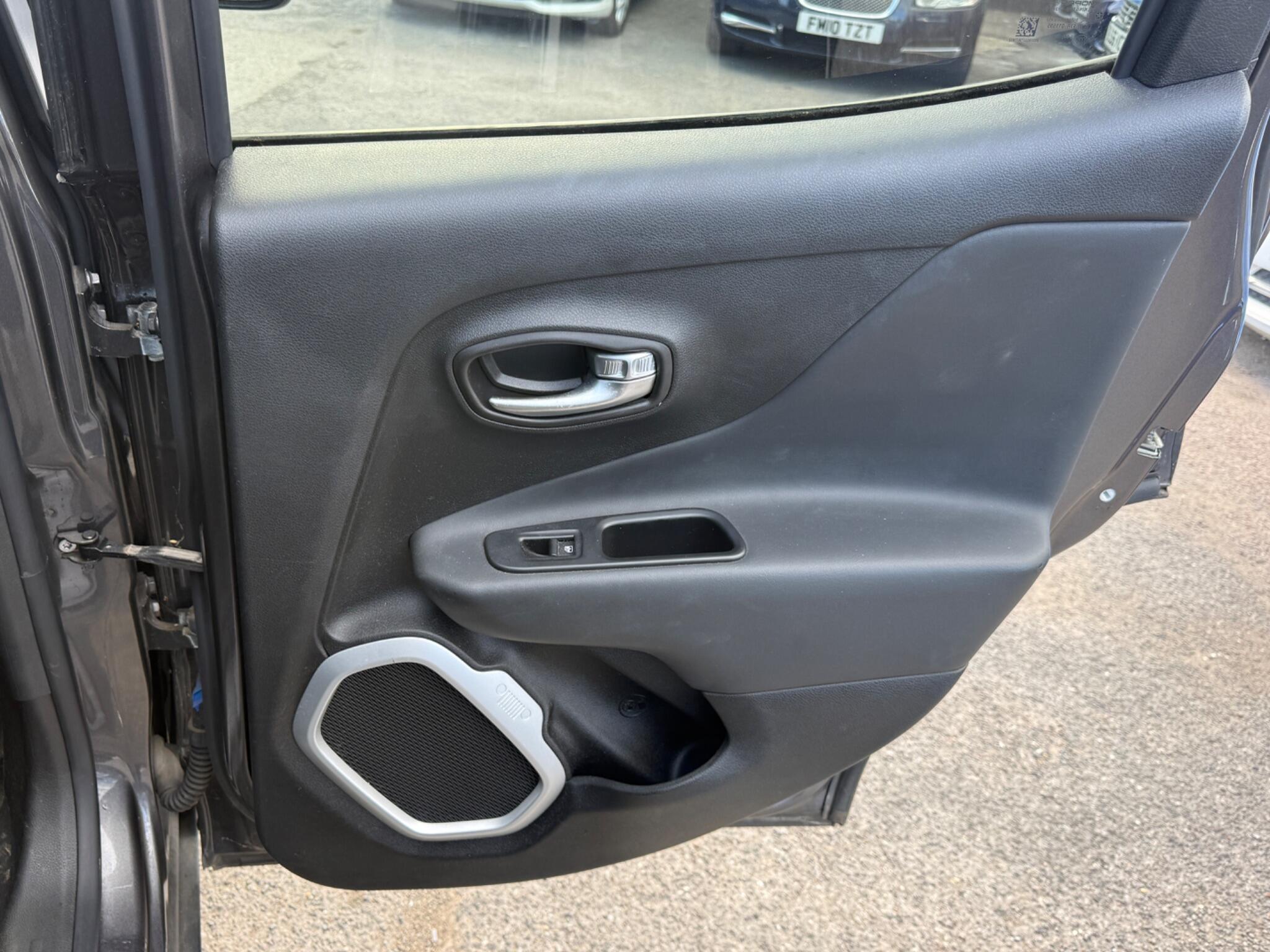 Jeep Renegade - Image 41