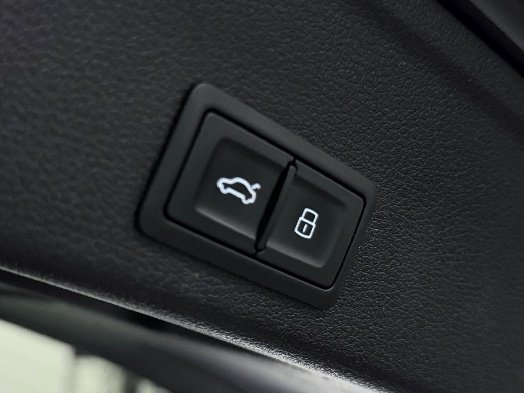 Audi RS4 Avant view 11