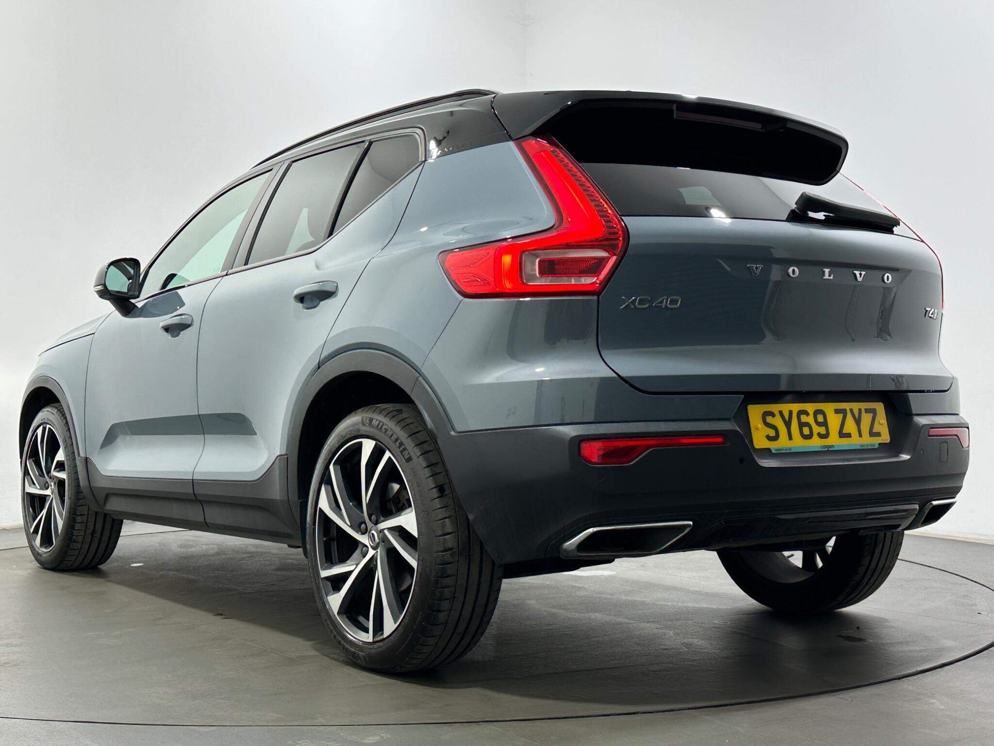 Volvo XC40 view 45