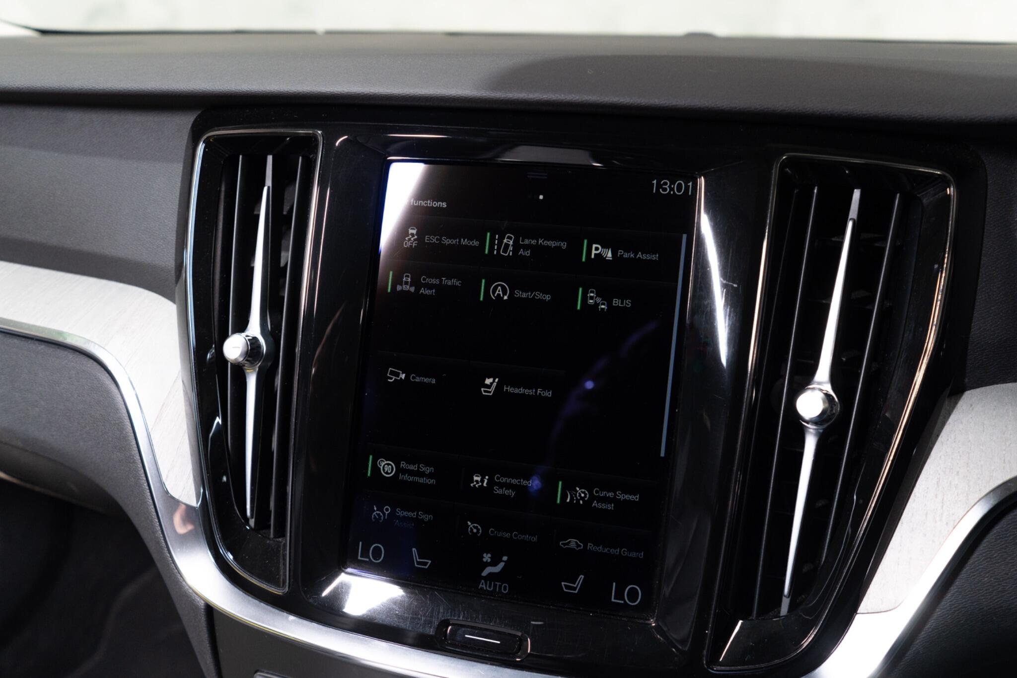 Volvo V60 Cross Country view 22
