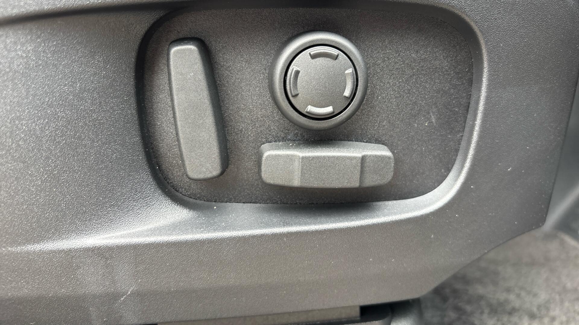Land Rover Defender view 35