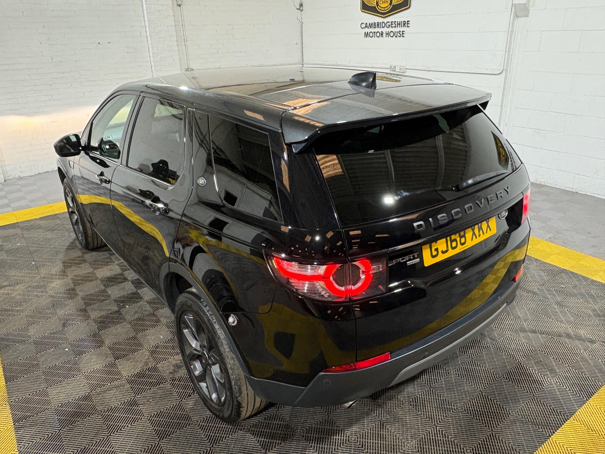 Land Rover Discovery Sport view 11