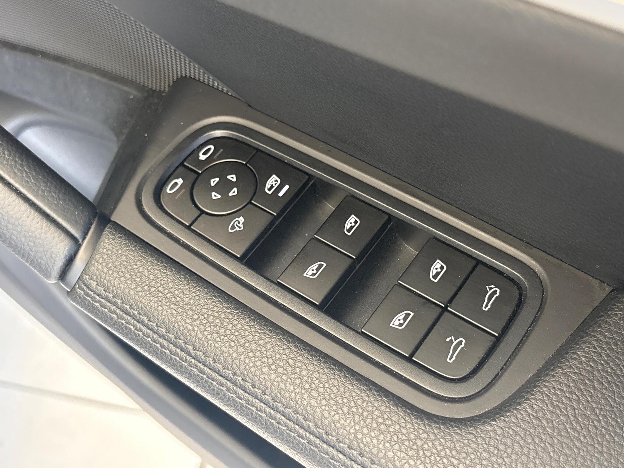 Porsche Cayenne view 33