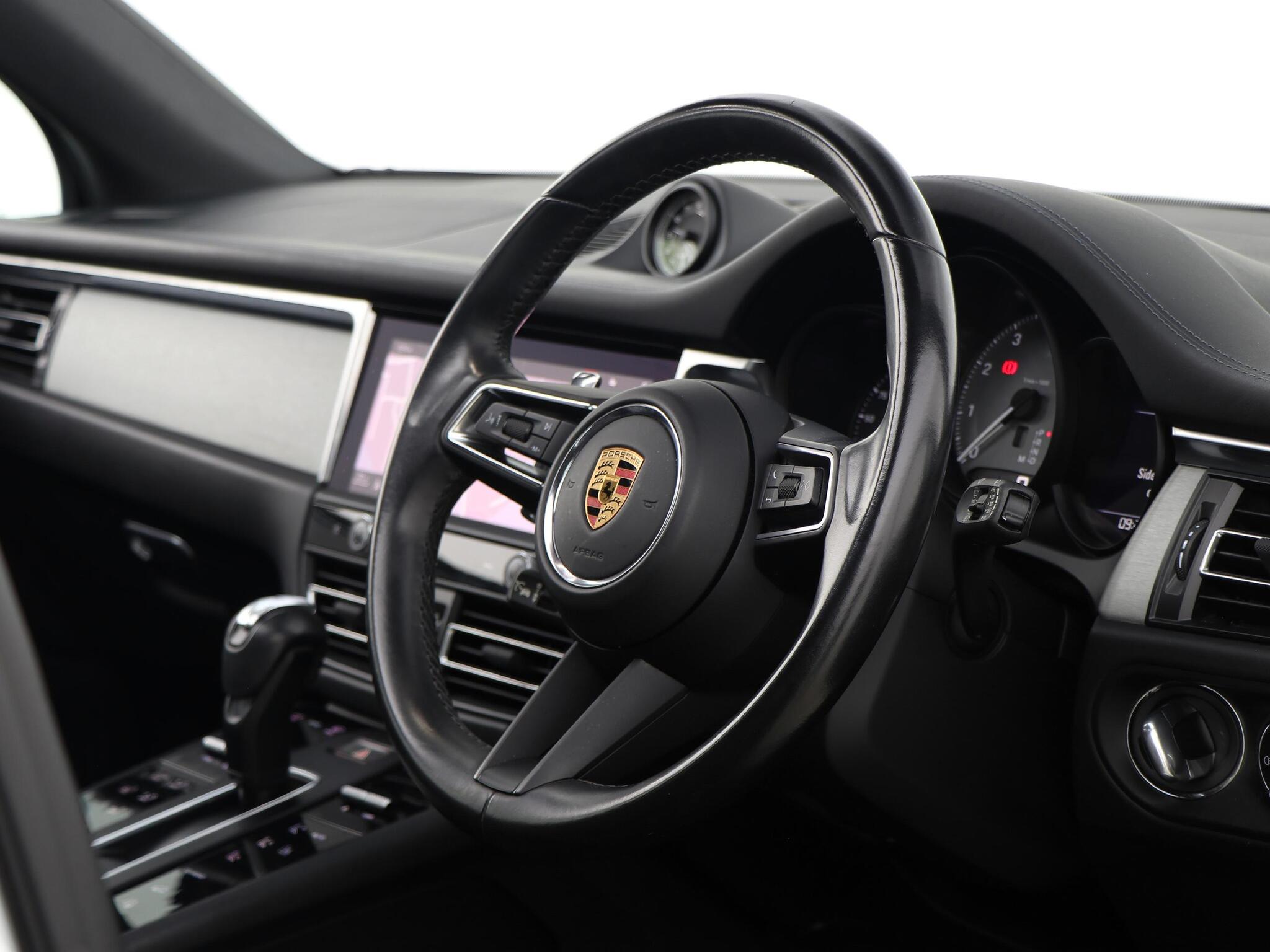 Porsche Macan view 38