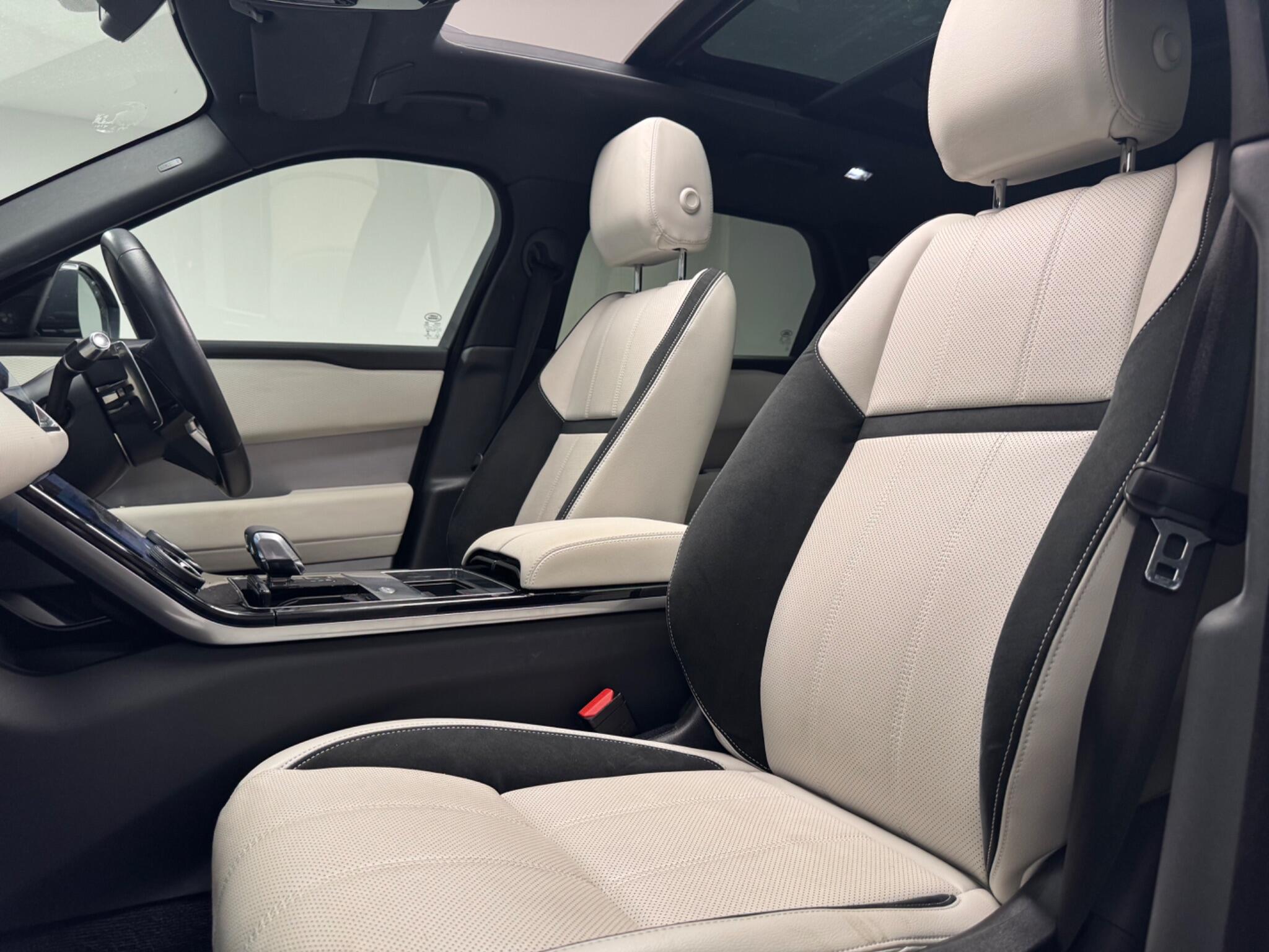 Land Rover Range Rover Velar view 31