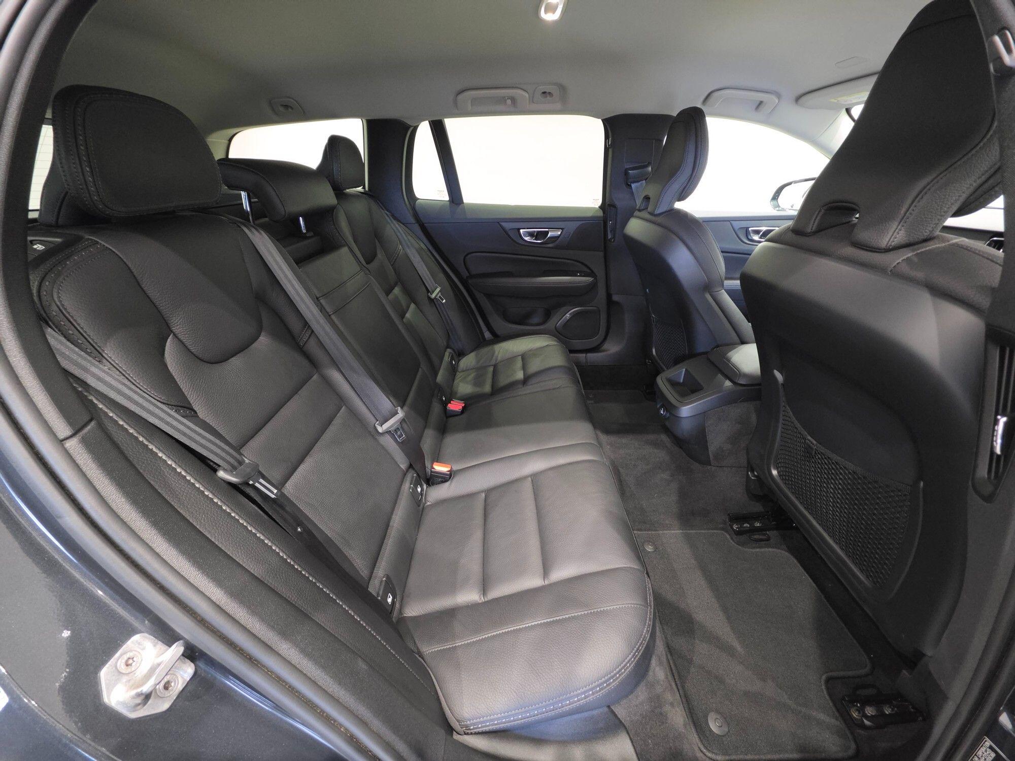 Volvo V60 Cross Country view 16